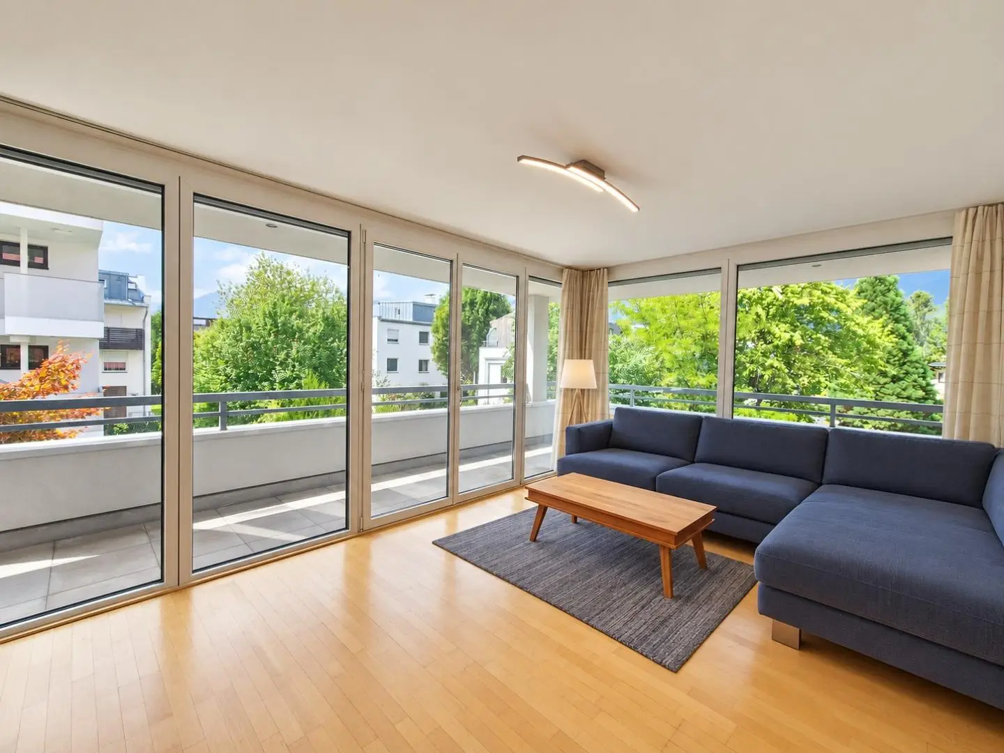 Lichtdurchflutete Wohnung mit großer Terrasse und Carport