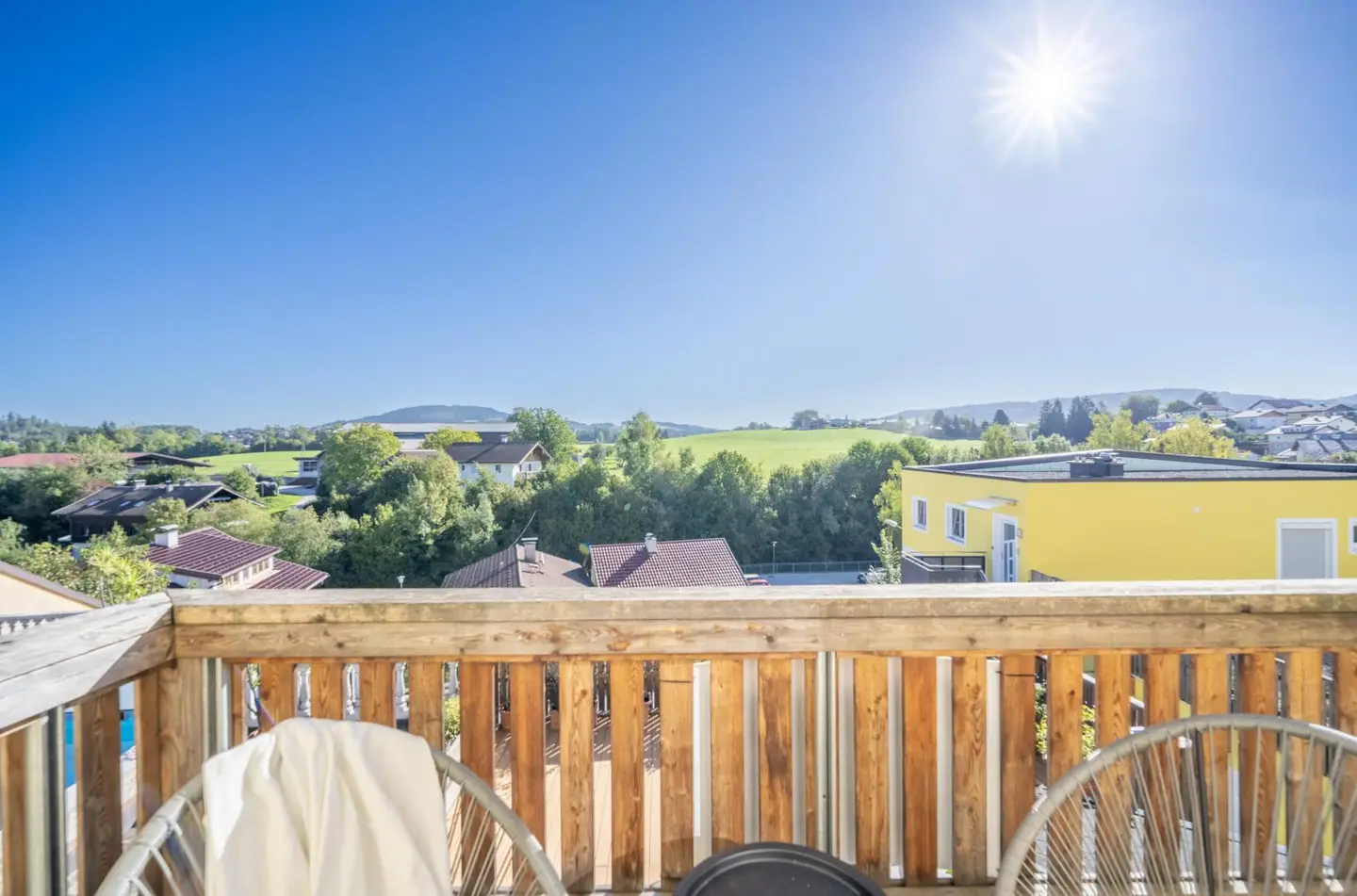 Bright Garçonnière with balcony and green view