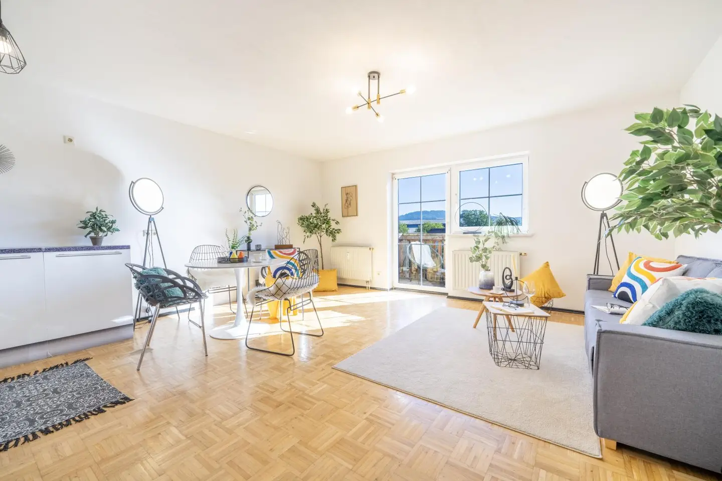 Bright Garçonnière with balcony and green view