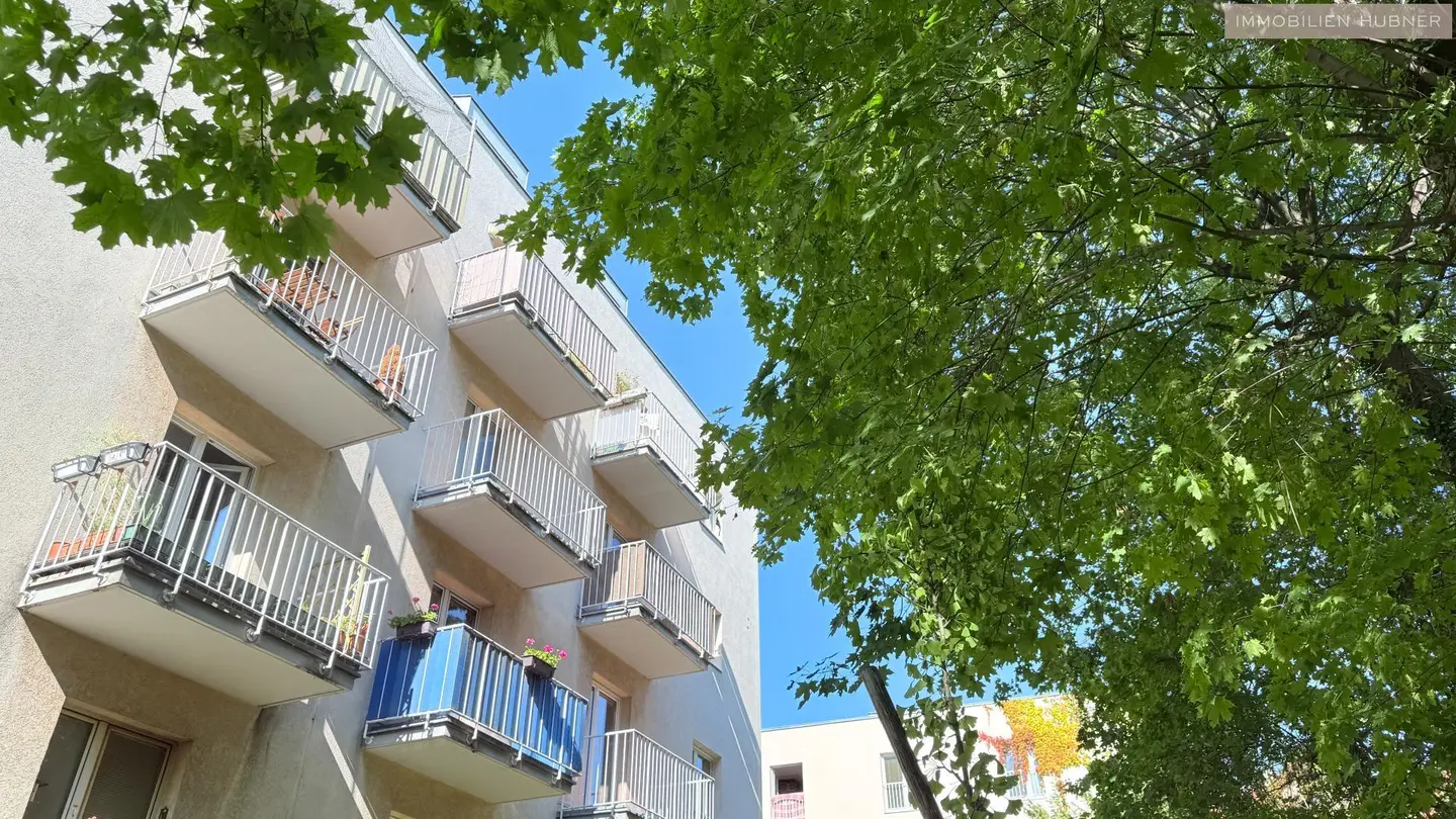 Bright Wohnung with two balconies in a quiet green setting