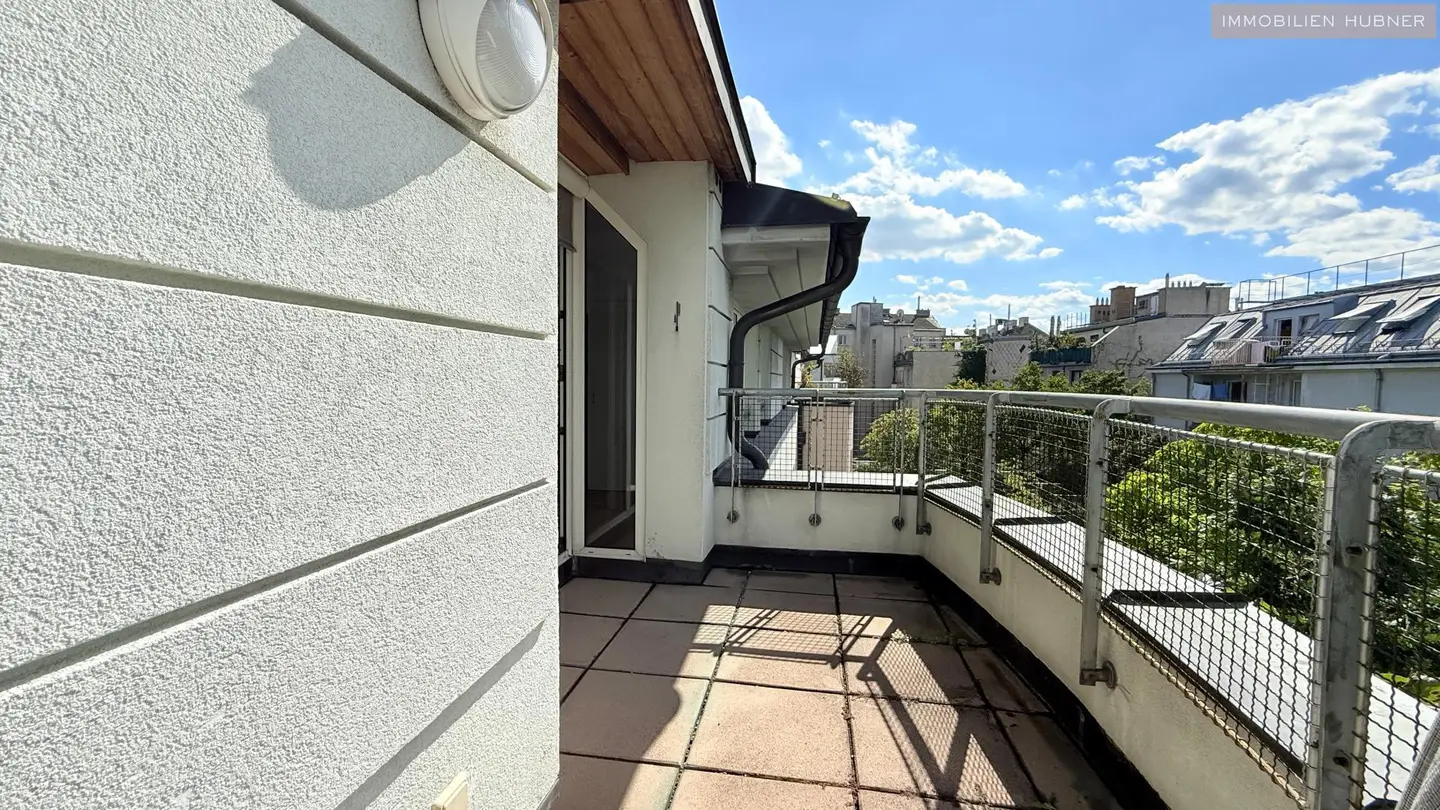 Bright maisonette apartment with sunny terrace and green view