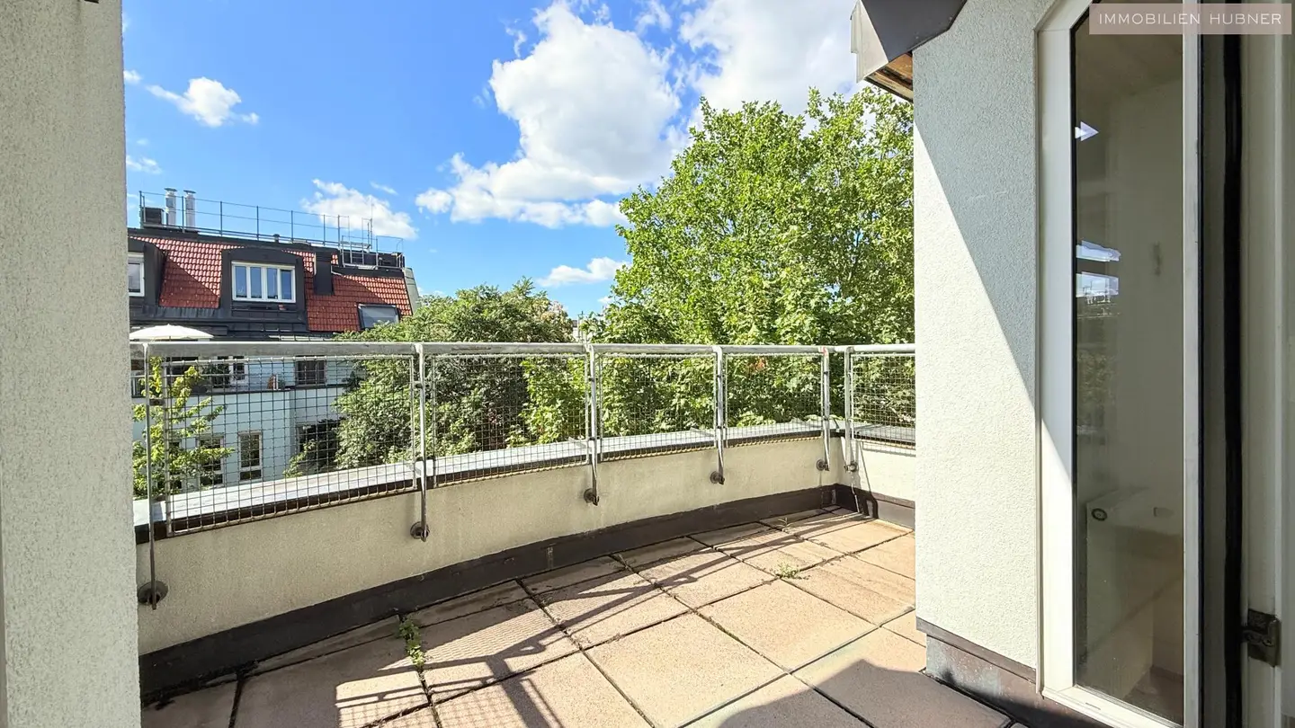 Bright maisonette apartment with sunny terrace and green view