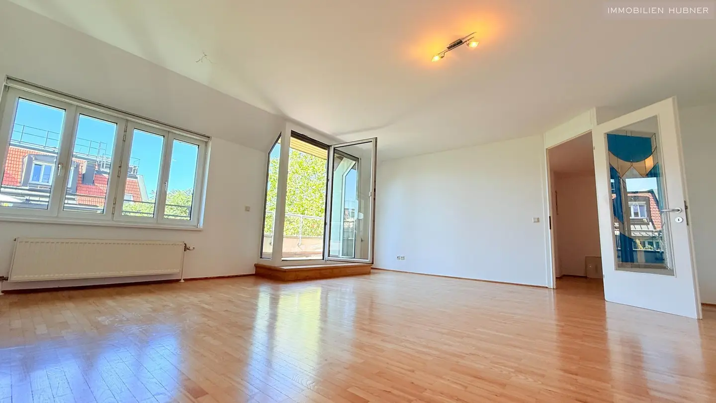Bright maisonette apartment with sunny terrace and green view