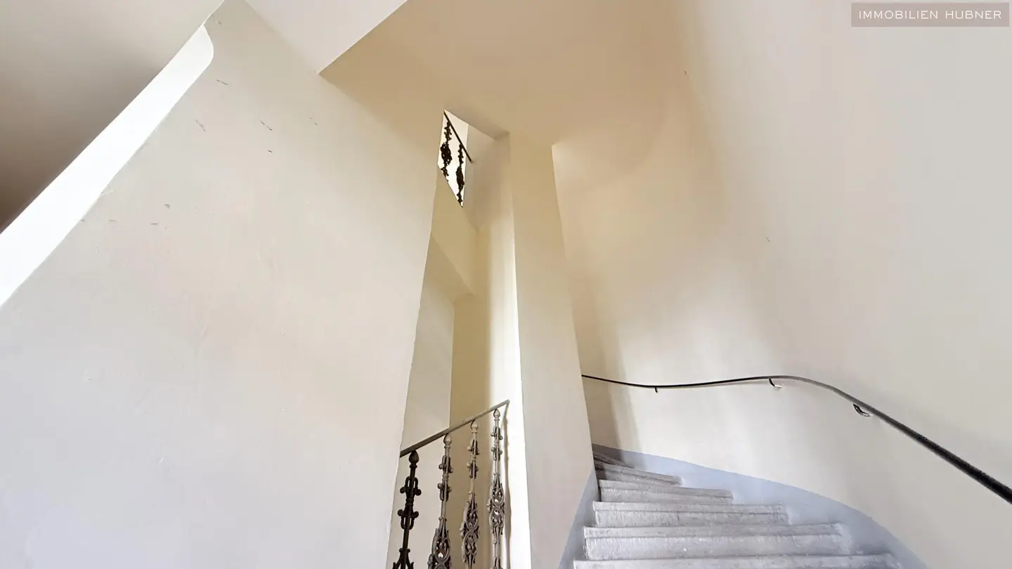 Altbauwohnung near Augarten with quiet balcony to the courtyard