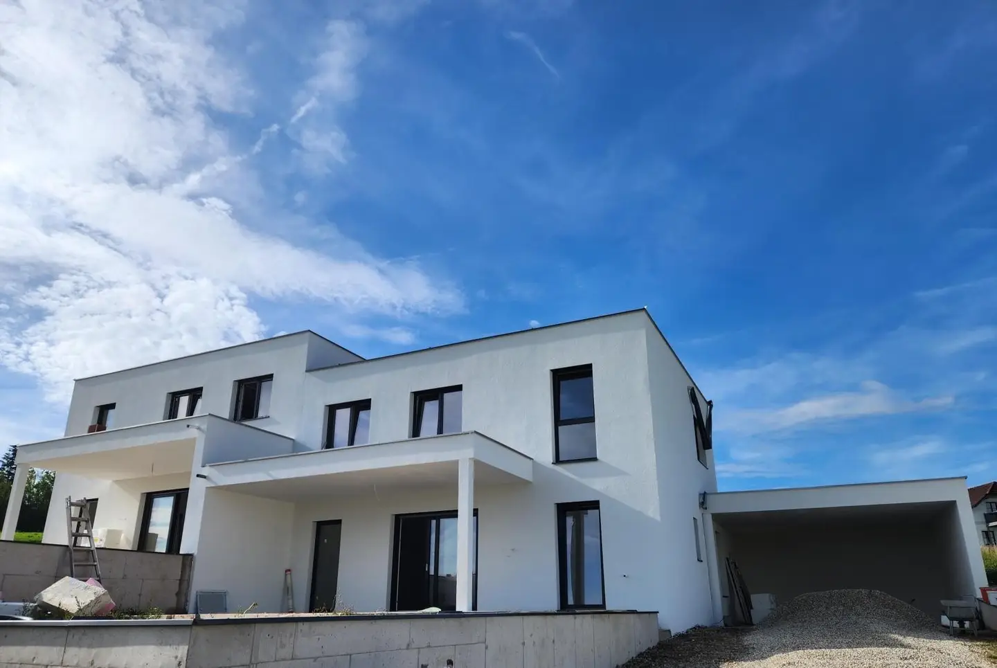 Sonnige Familienwohnung mit privatem Außenpool