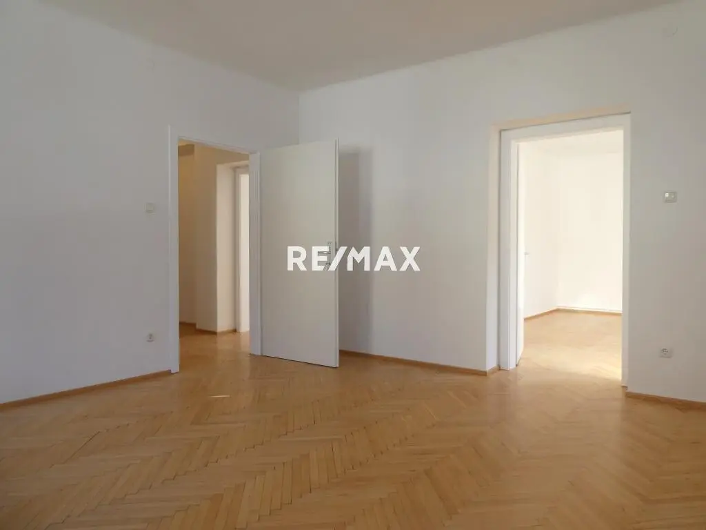 Renovated Wohnung with parking space and cellar