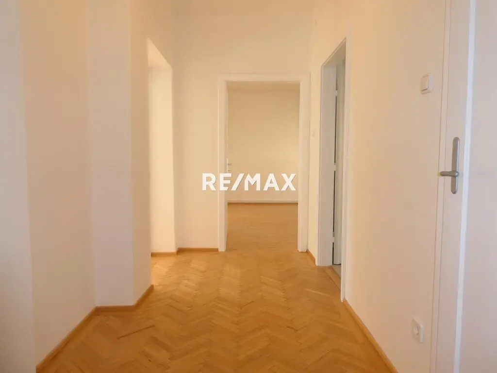 Renovated Wohnung with parking space and cellar