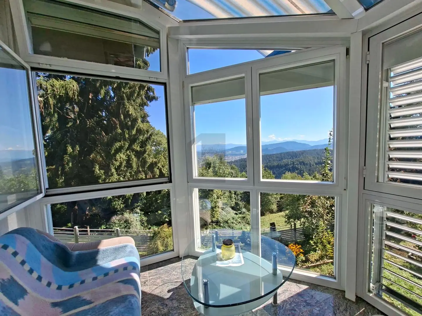 Fully furnished quiet apartment with conservatory