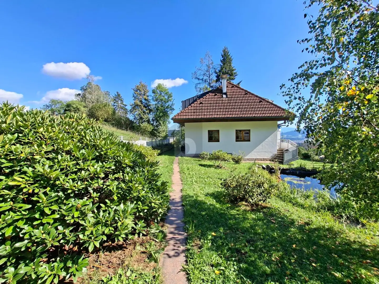 Fully furnished quiet apartment with conservatory