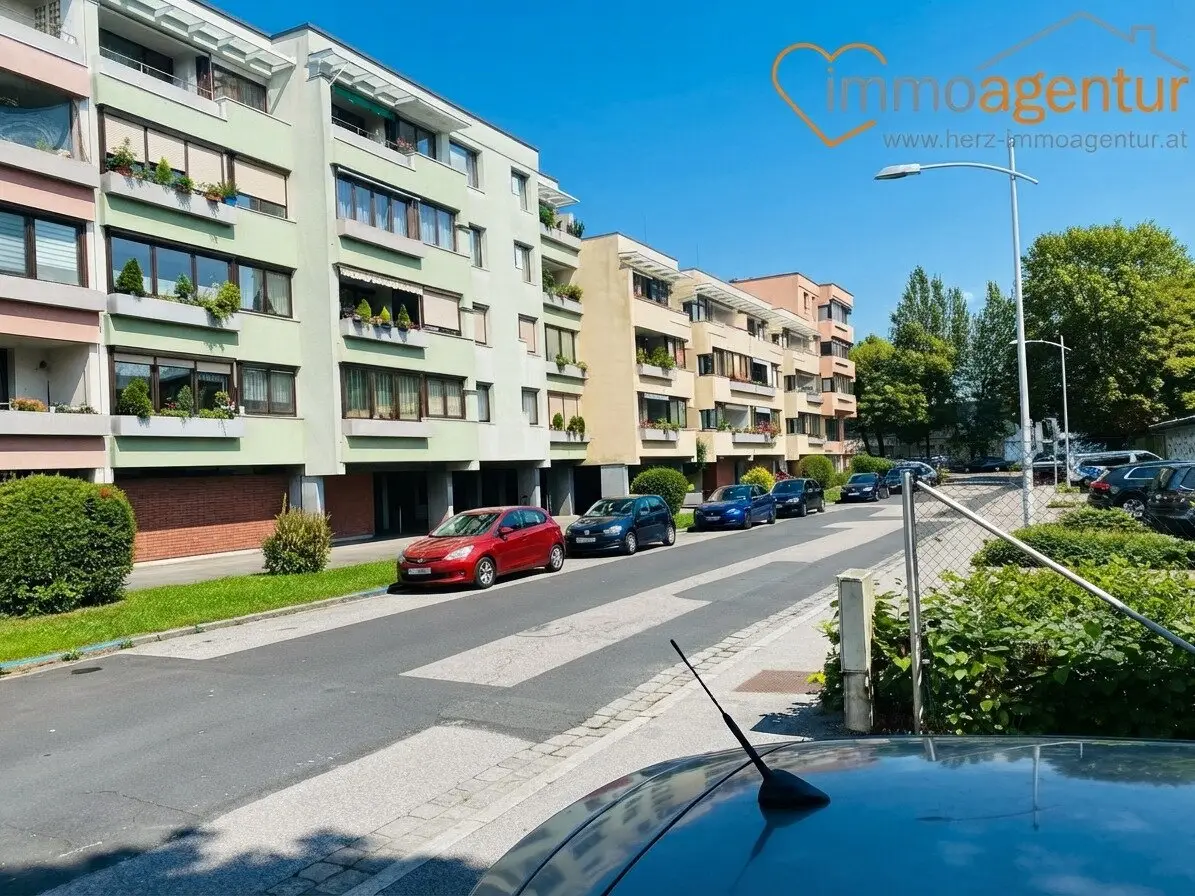 South-facing 4-room apartment with loggia and underground parking space in Linz