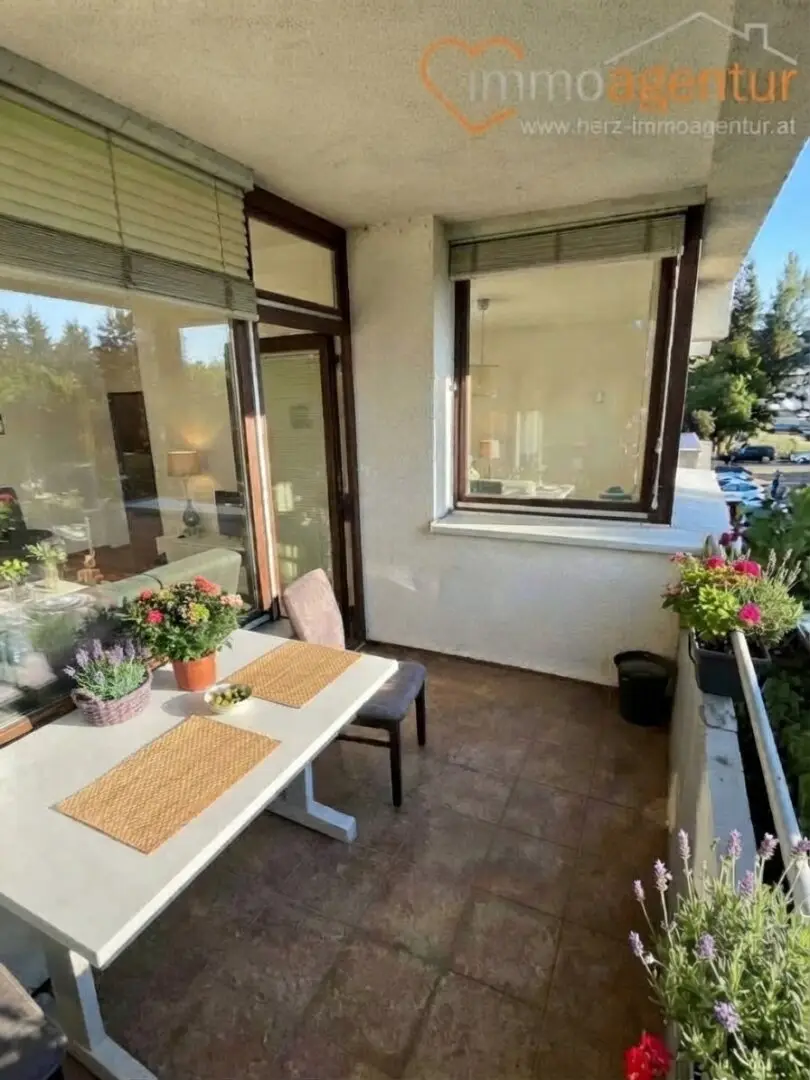 South-facing 4-room apartment with loggia and underground parking space in Linz