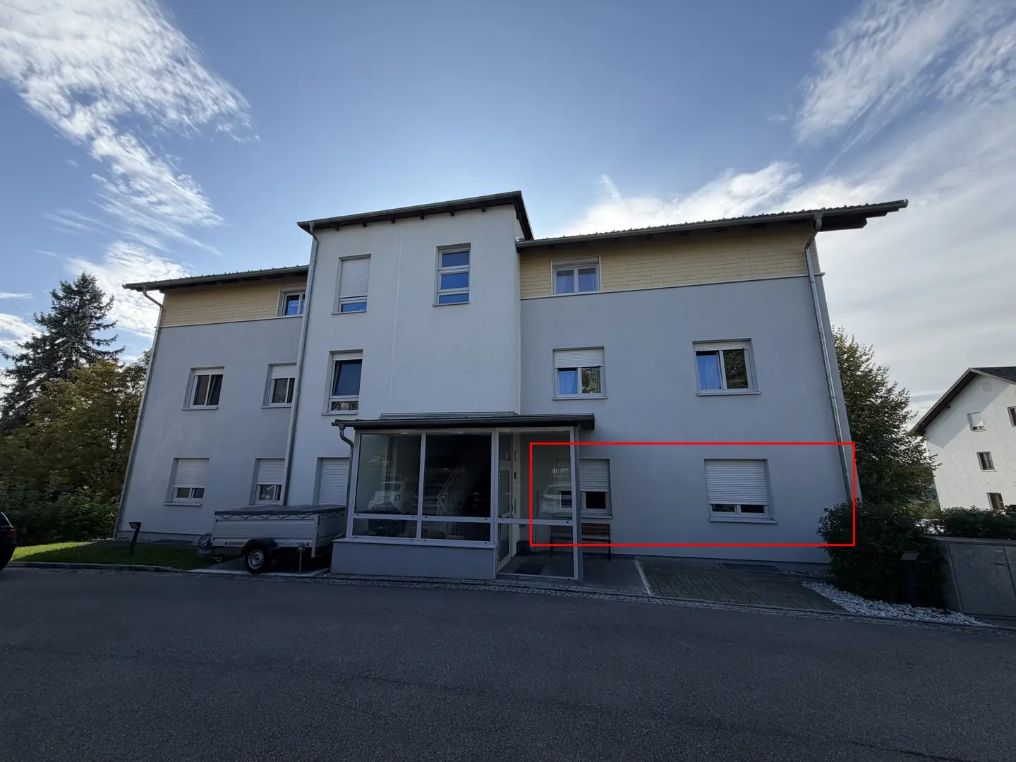 Erdgeschosswohnung mit Loggia und Carport