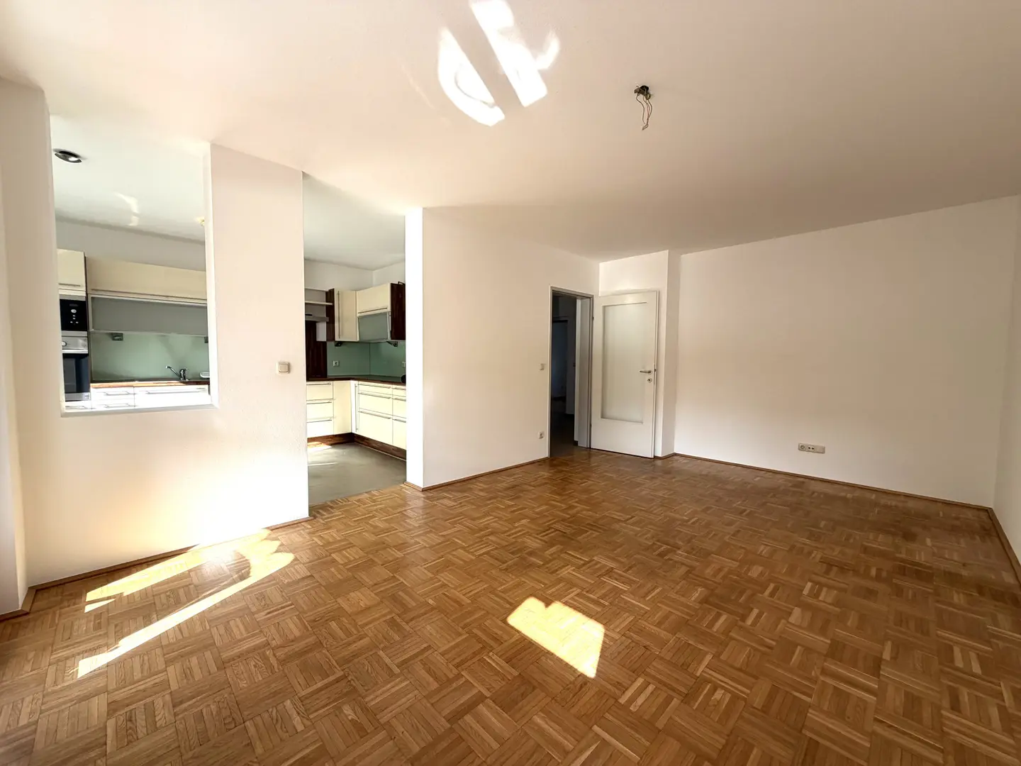 Erdgeschosswohnung mit Loggia und Carport