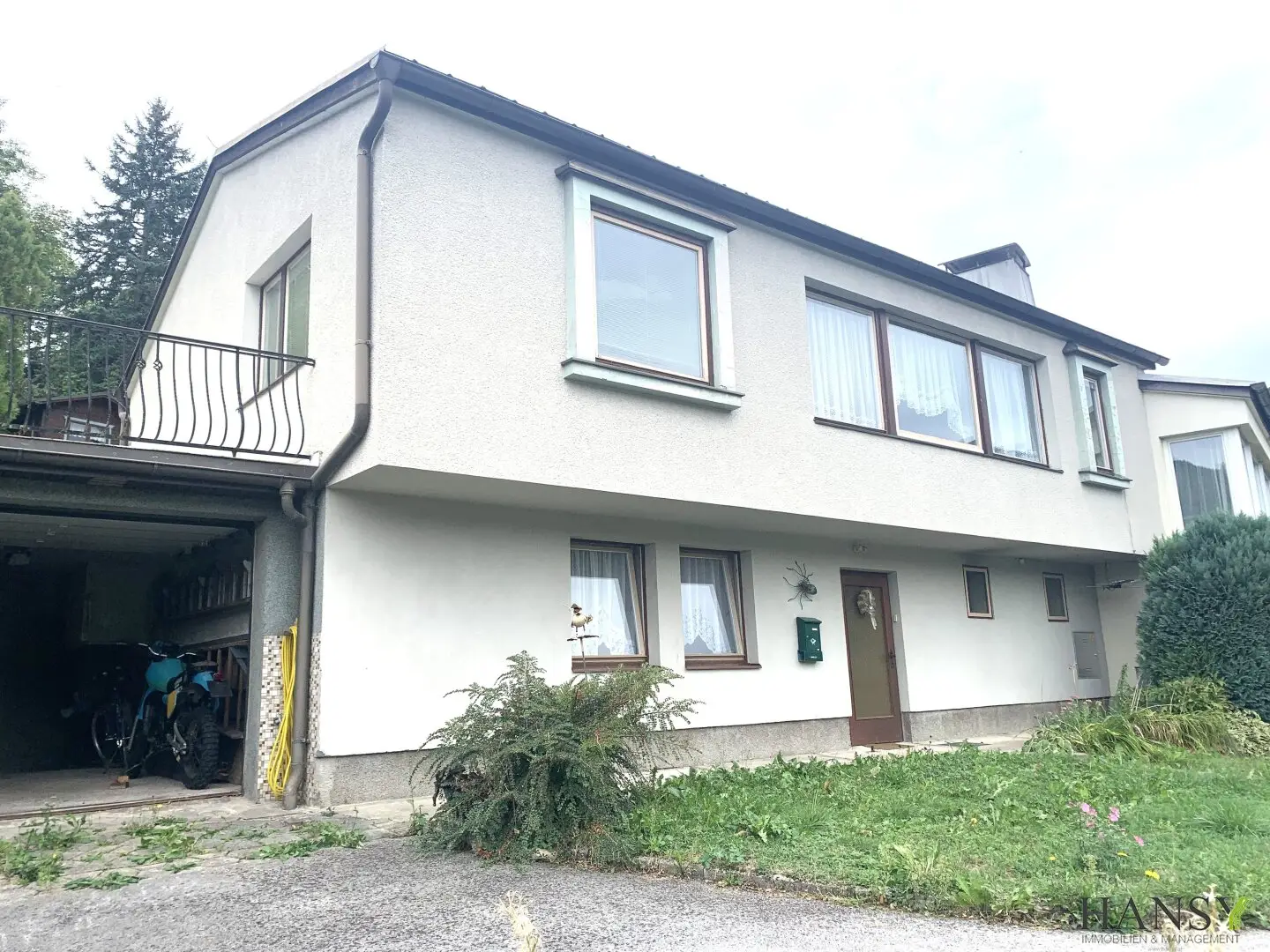 Charmantes Einfamilienhaus mit außergewöhnlicher 60er-Jahre-Architektur, Gartenhaus und traumhafter Aussicht