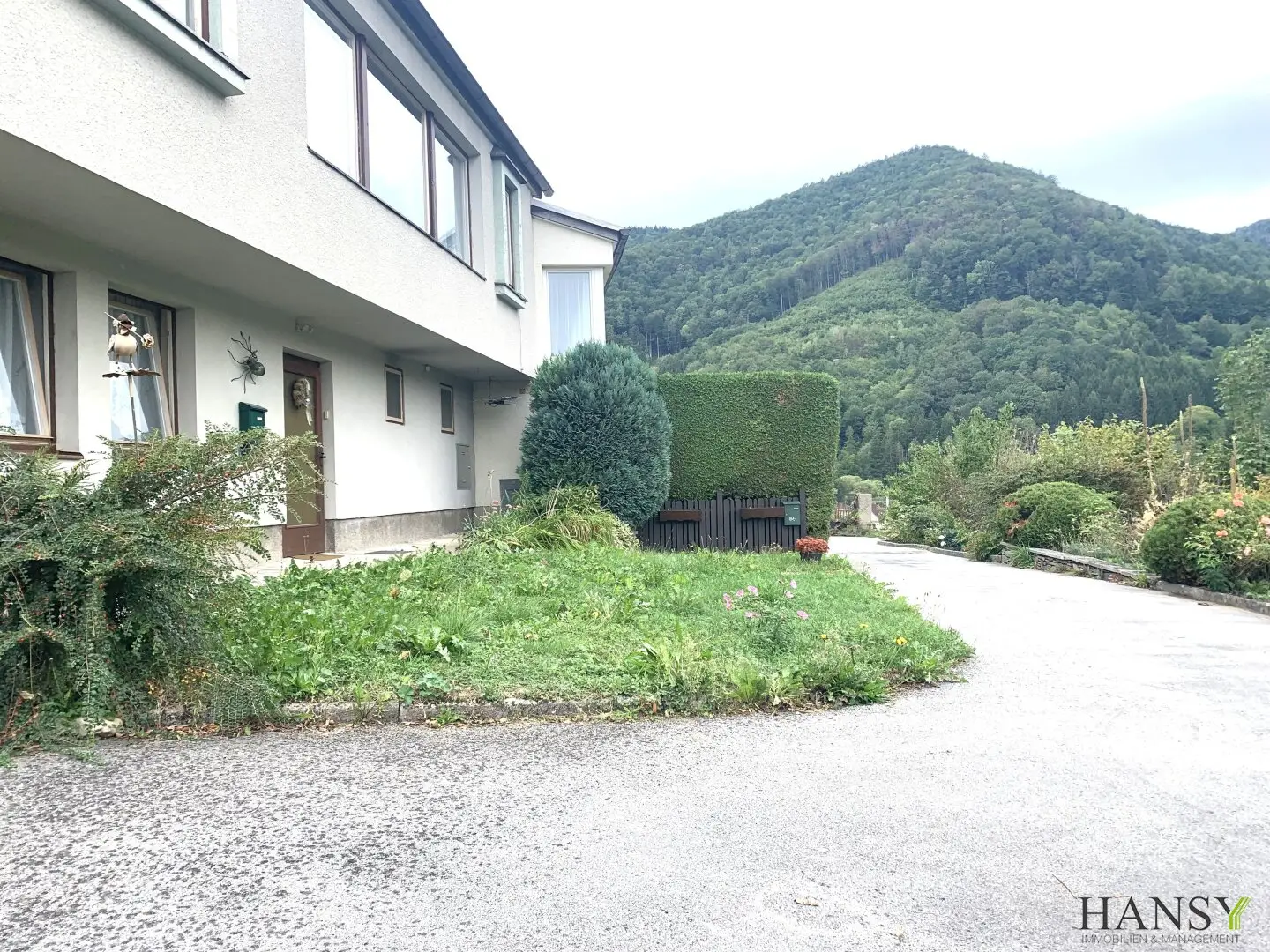 Charmantes Einfamilienhaus mit außergewöhnlicher 60er-Jahre-Architektur, Gartenhaus und traumhafter Aussicht
