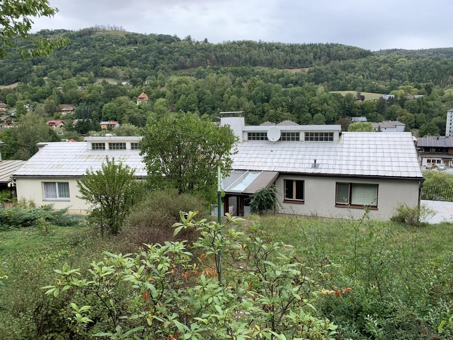 Charmantes Einfamilienhaus mit außergewöhnlicher 60er-Jahre-Architektur, Gartenhaus und traumhafter Aussicht