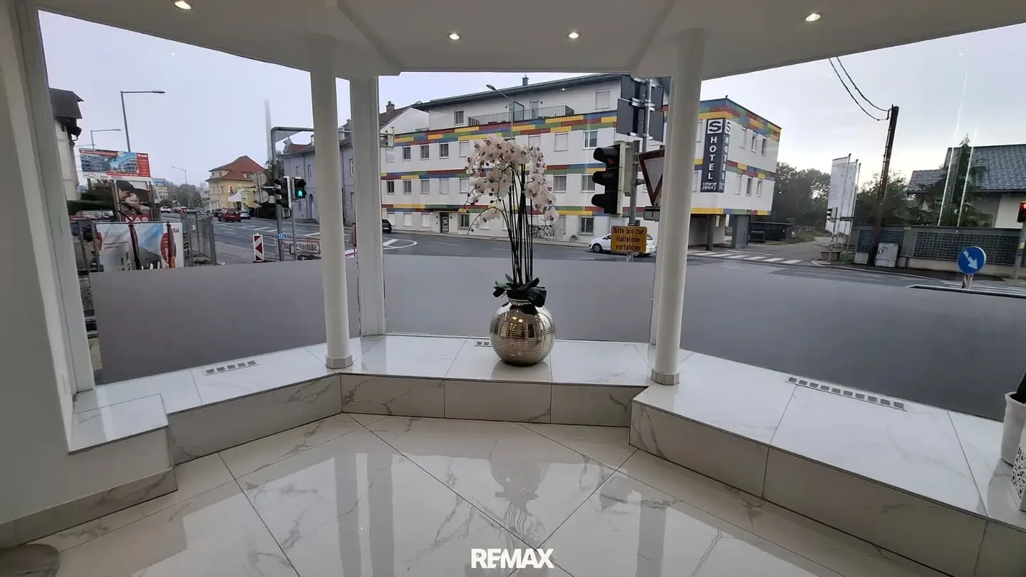 Top commercial space 66m² in Graz 8055, fully renovated with garage, air conditioning &amp; more!