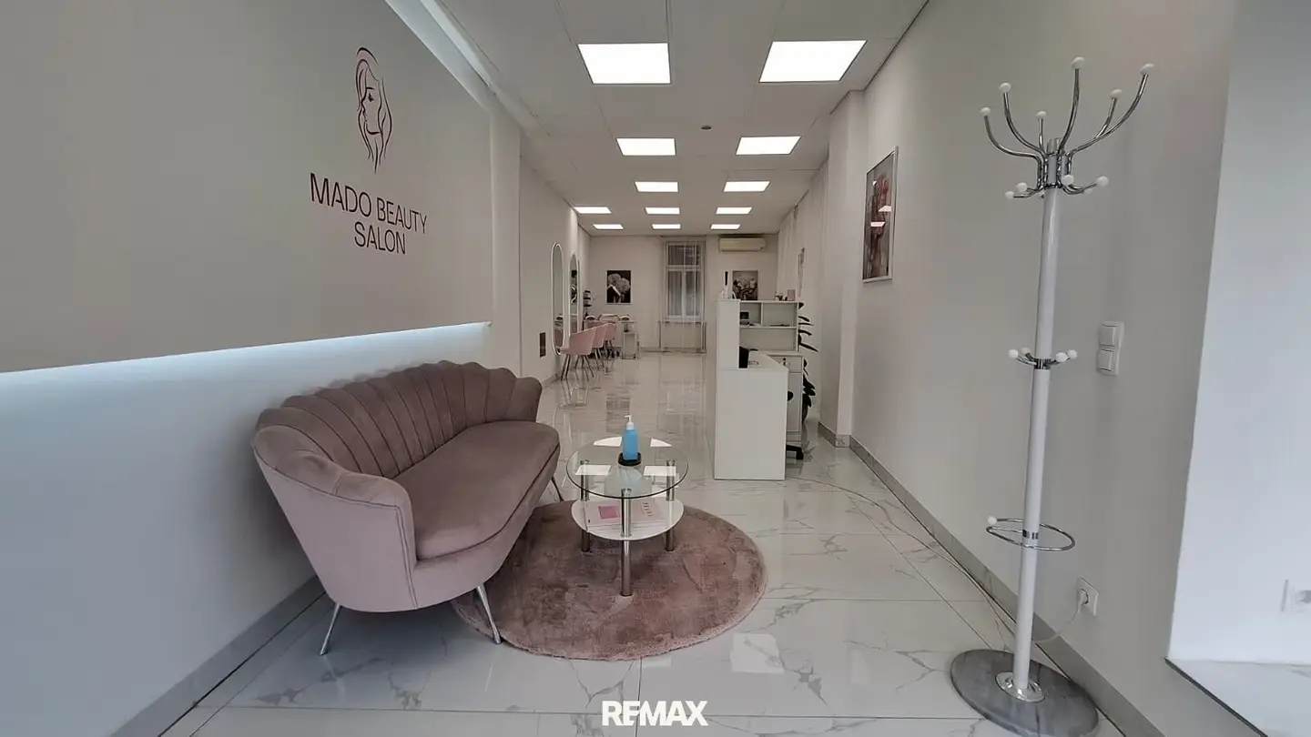 Top commercial space 66m² in Graz 8055, fully renovated with garage, air conditioning &amp; more!