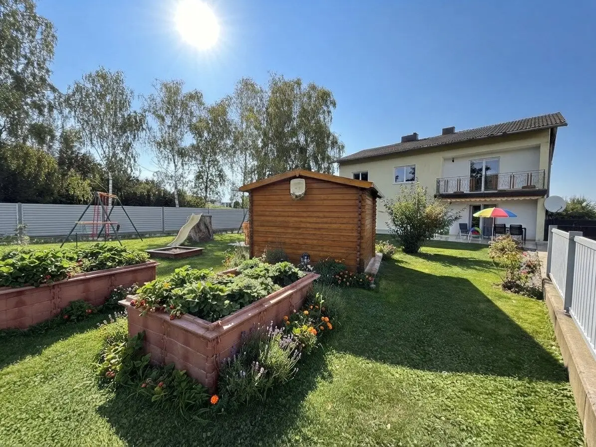 Großzügiges Einfamilienhaus mit zwei Wohneinheiten, viel Platz, Garten und Doppelgarage in Altenfelden