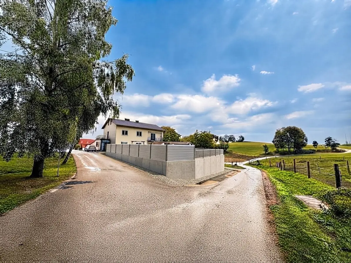 Großzügiges Einfamilienhaus mit zwei Wohneinheiten, viel Platz, Garten und Doppelgarage in Altenfelden