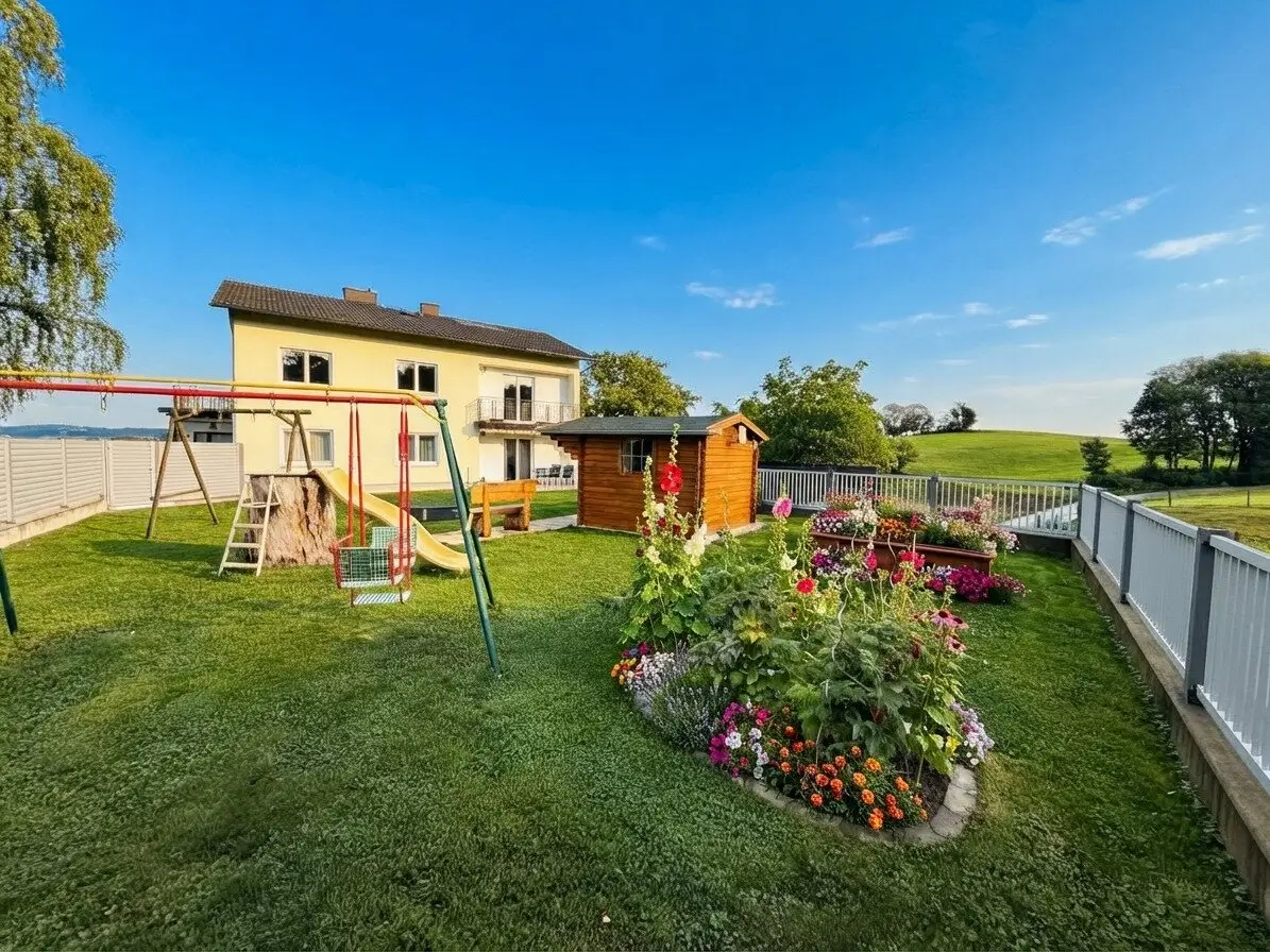 Großzügiges Einfamilienhaus mit zwei Wohneinheiten, viel Platz, Garten und Doppelgarage in Altenfelden