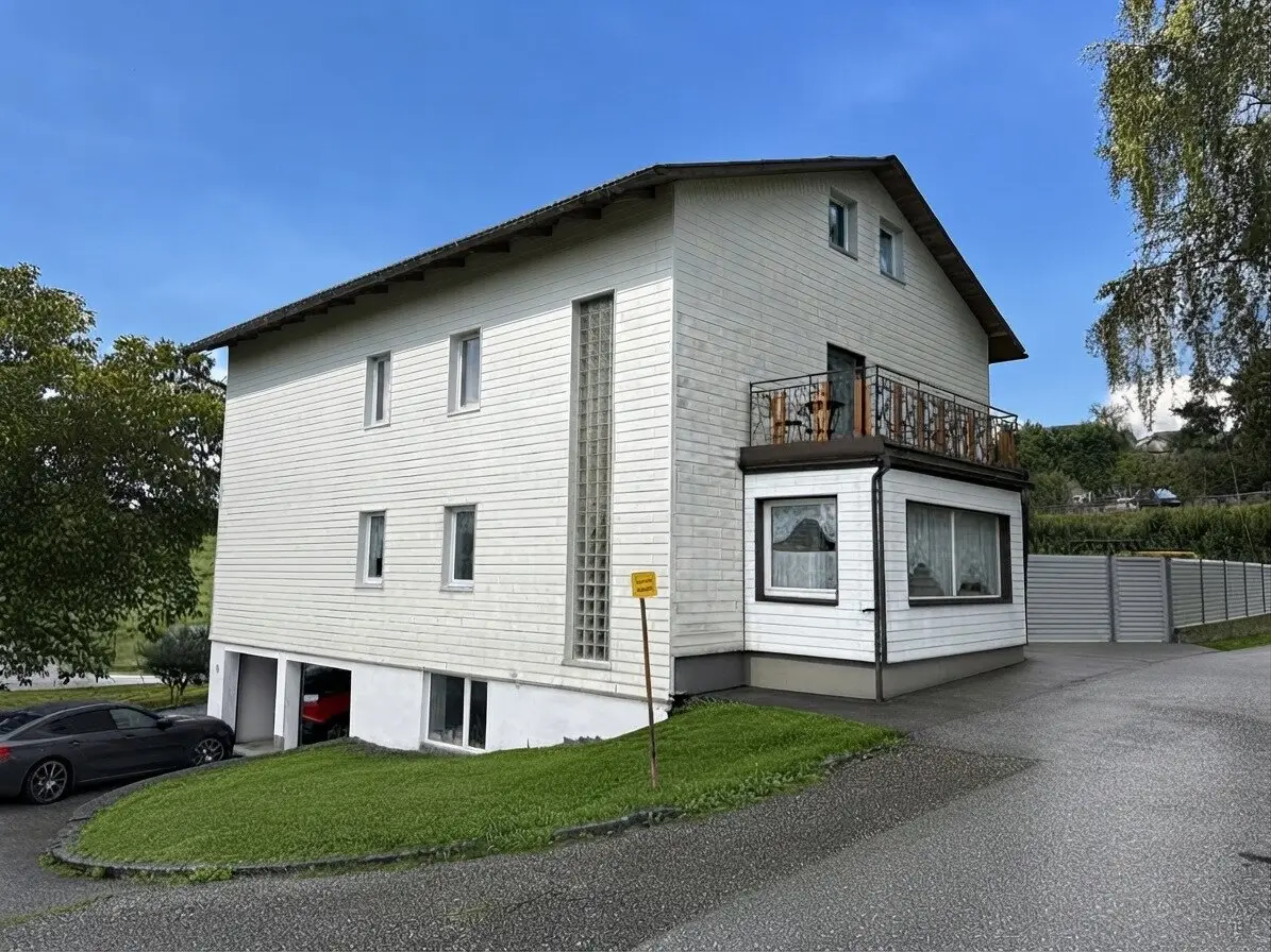 Großzügiges Einfamilienhaus mit zwei Wohneinheiten, viel Platz, Garten und Doppelgarage in Altenfelden