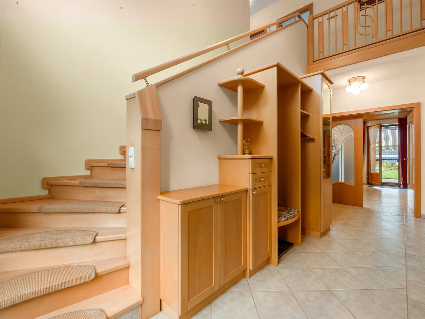 Familienwohnung mit Garten Terrasse und Garage