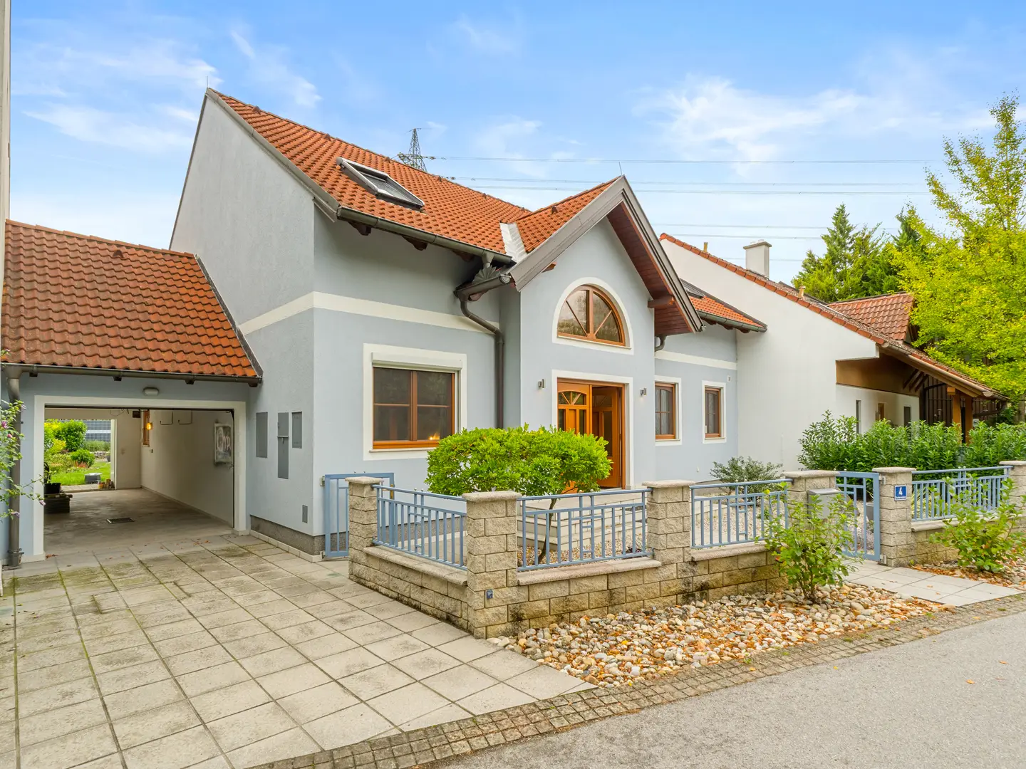 Familienwohnung mit Garten Terrasse und Garage