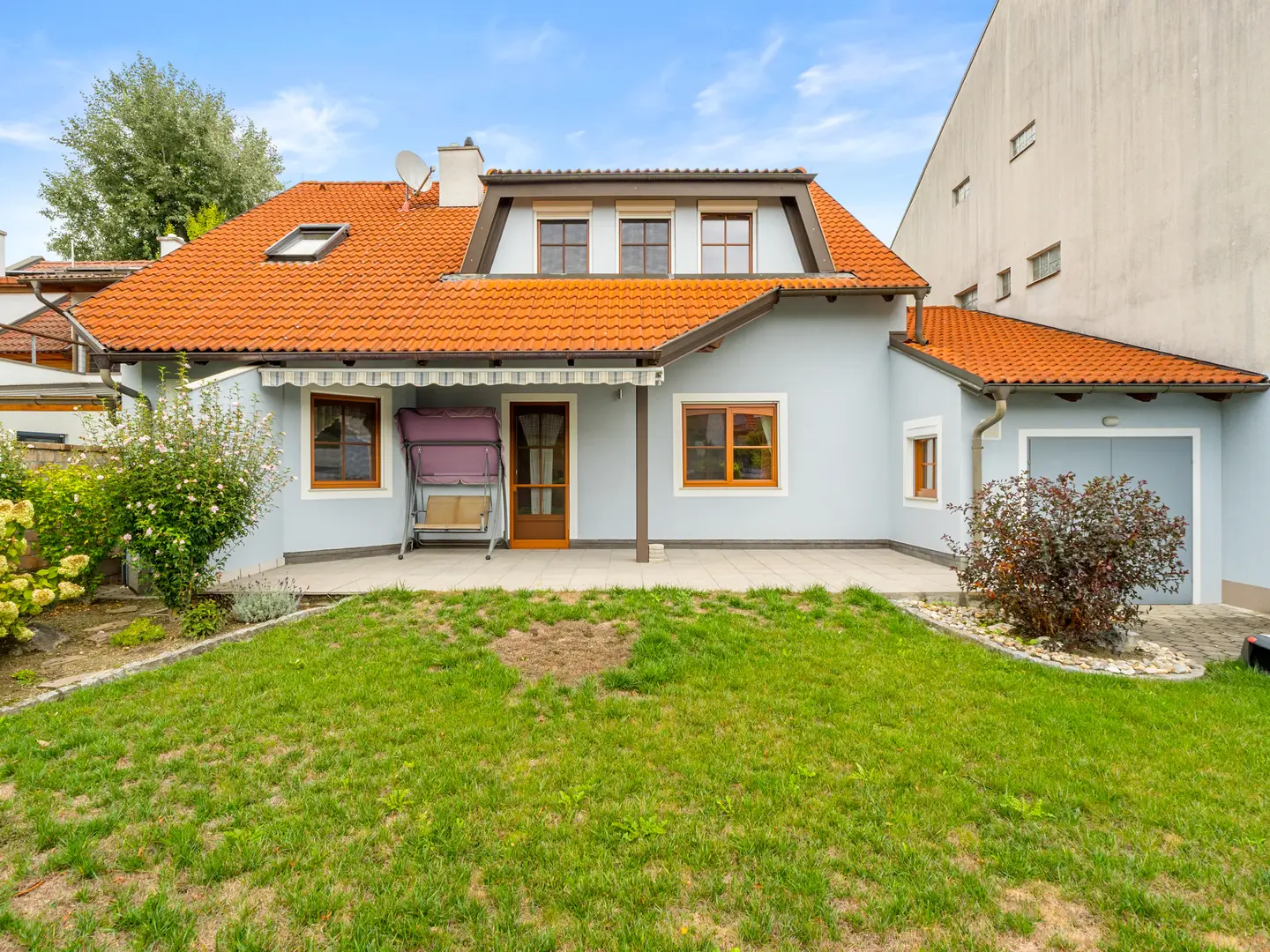 Familienwohnung mit Garten Terrasse und Garage