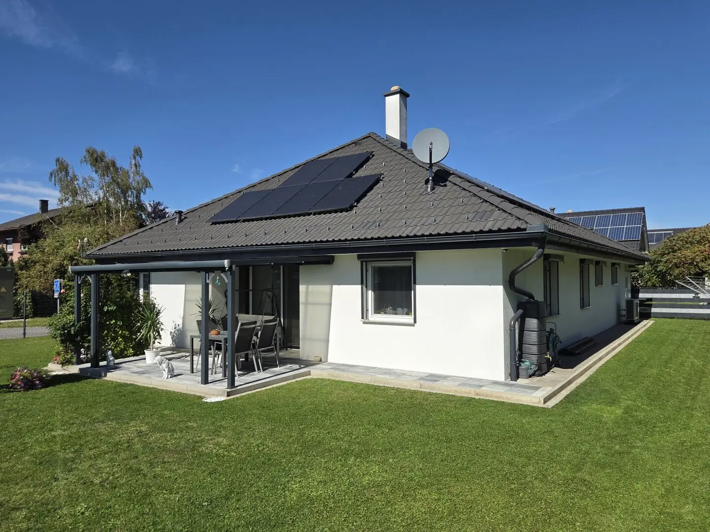 Sehr gepflegter Bungalow mit Garage und Carport in ruhiger Ortslage samt PV Anlage und Batteriespeicher