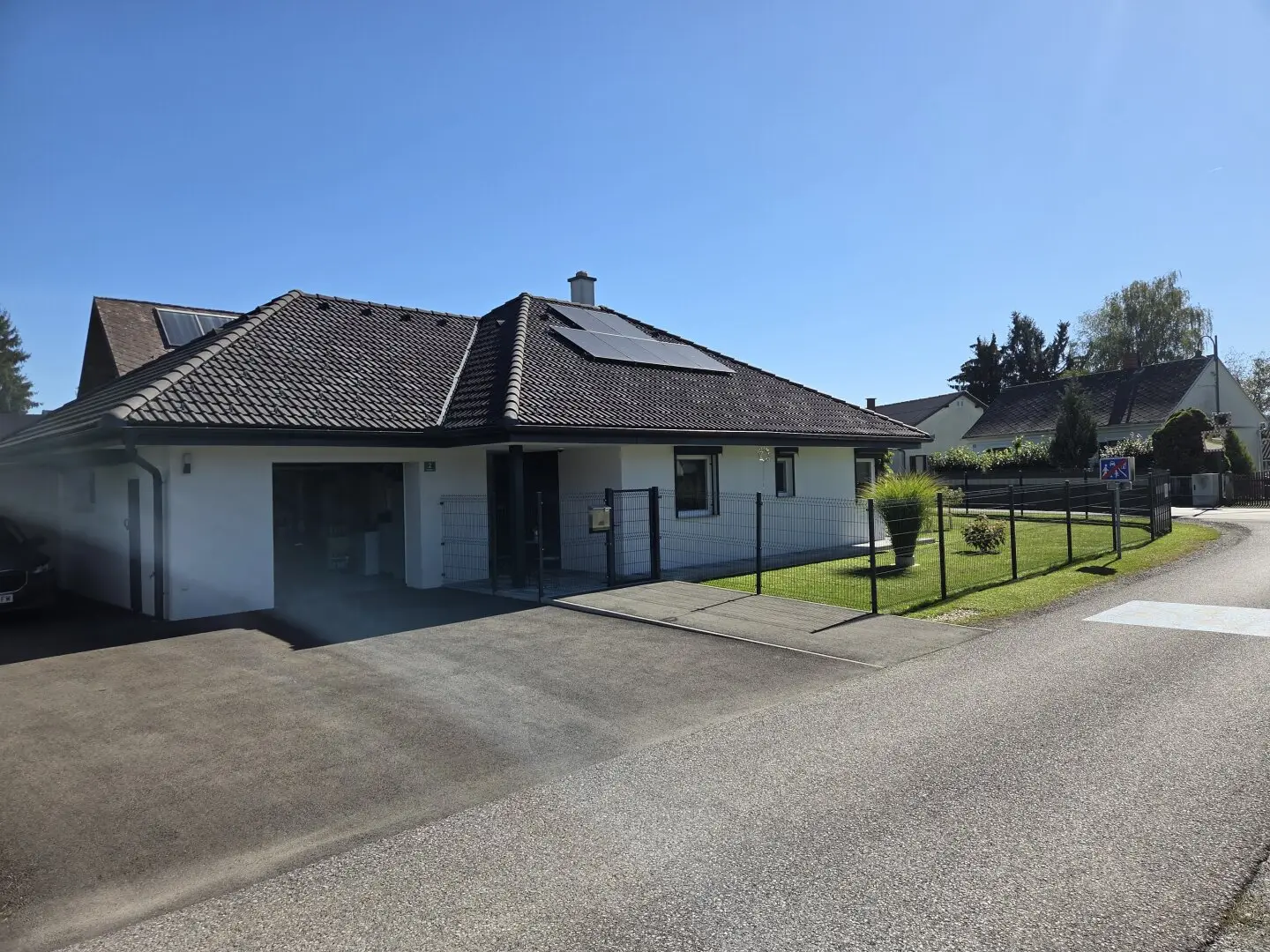Sehr gepflegter Bungalow mit Garage und Carport in ruhiger Ortslage samt PV Anlage und Batteriespeicher