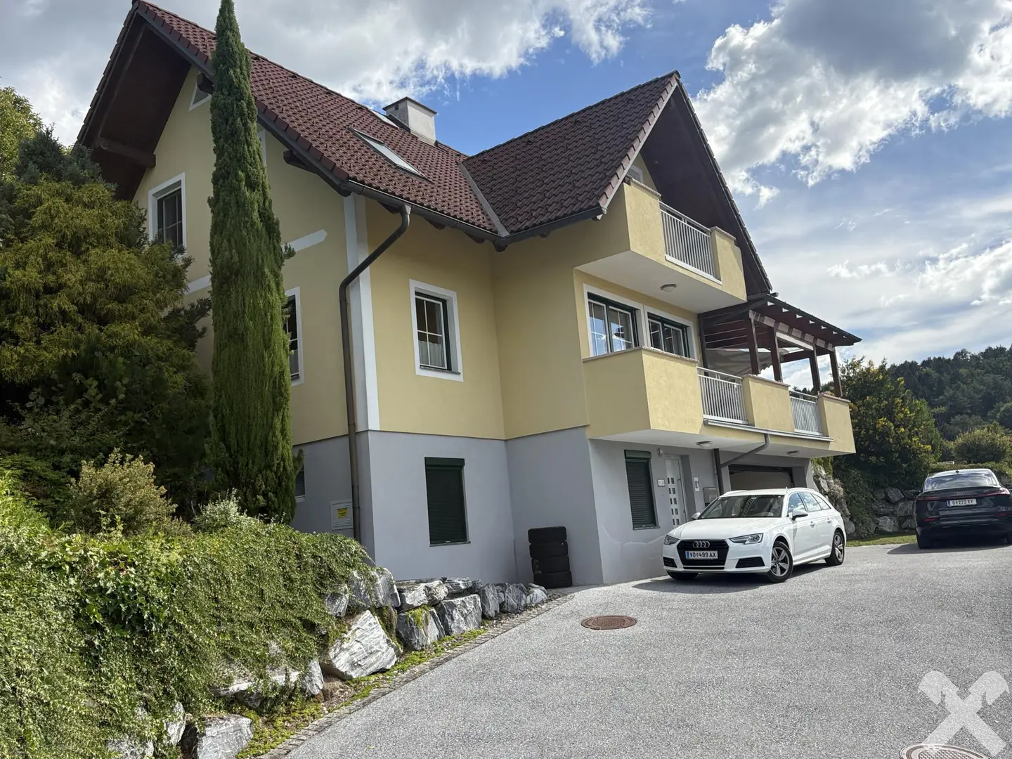 Naturnahes Wohnen in Hanglage mit Terrasse und Doppelgarage Familienwohnung