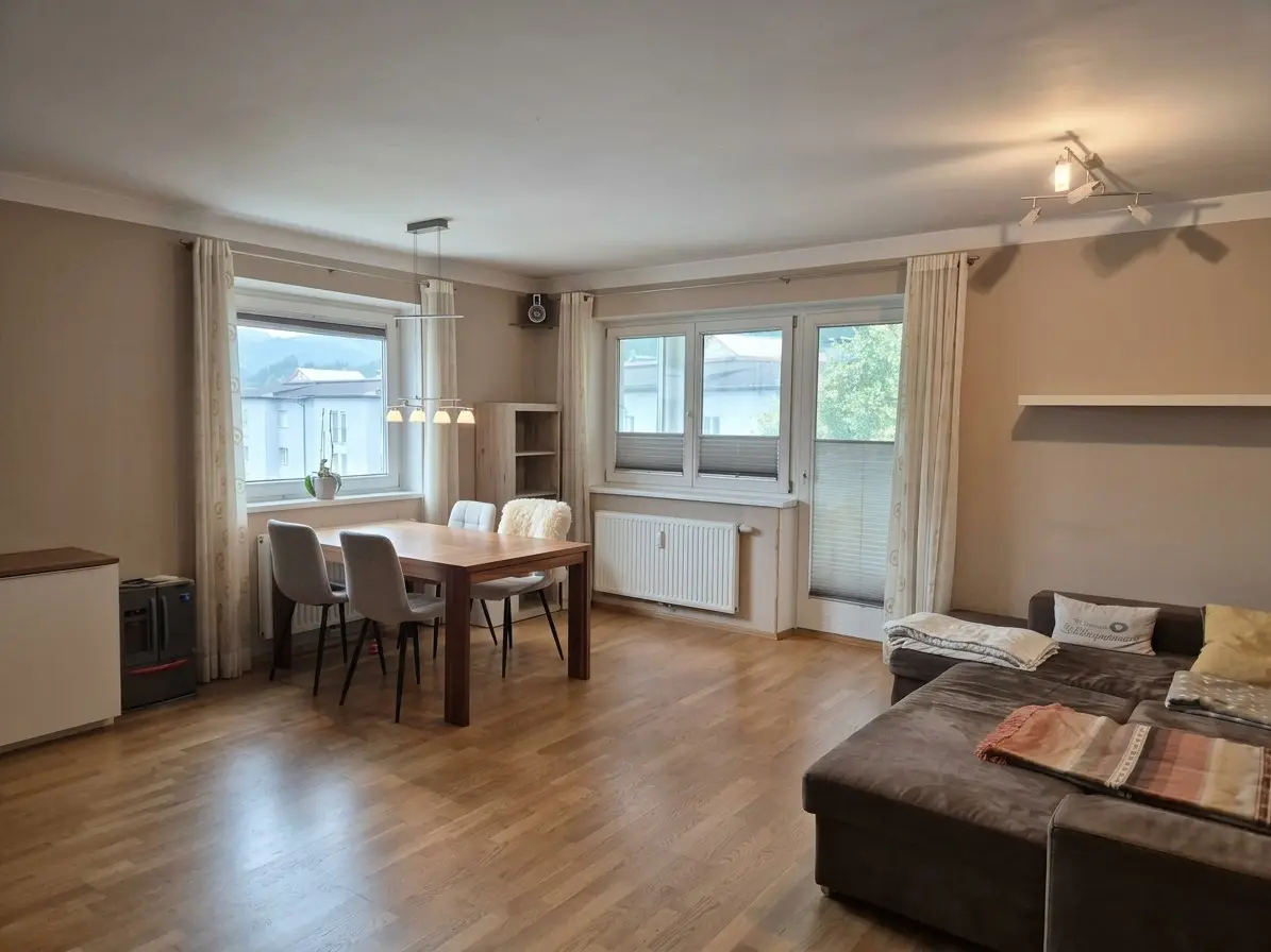 Helle Dachgeschosswohnung mit Wintergarten und Lift