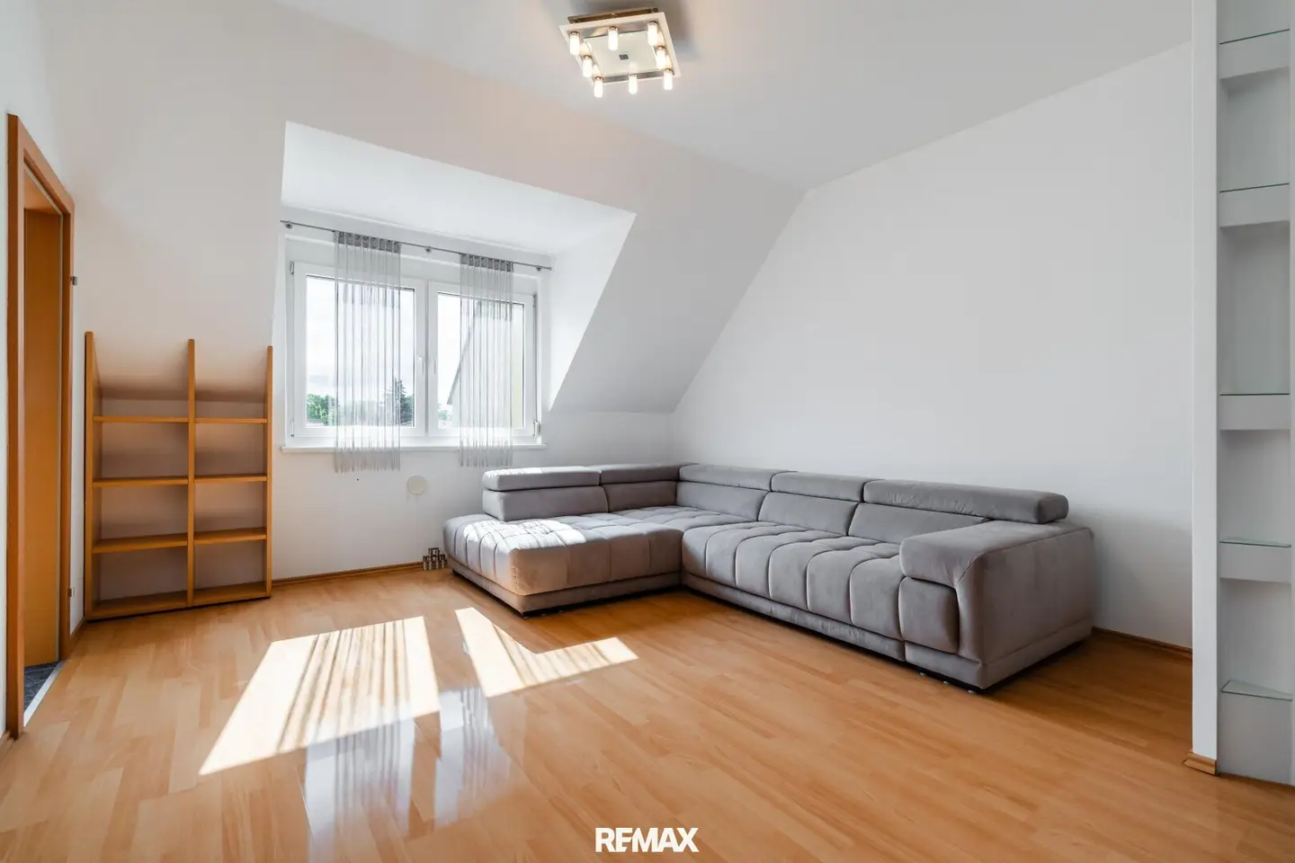 DAVE - Attic near Badeteich Hirschstetten fully furnished Stadlau business park