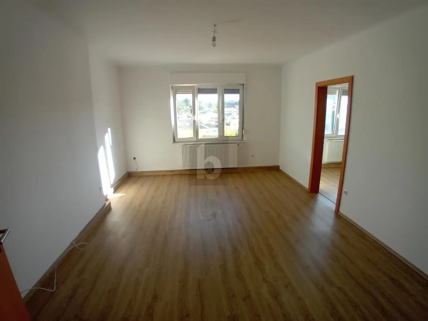 Bright Wohnung with balcony and convenient local amenities