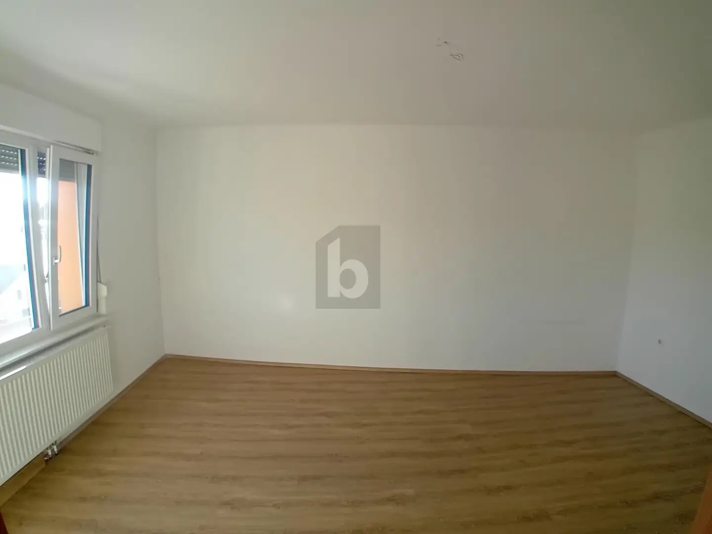 Bright Wohnung with balcony and convenient local amenities