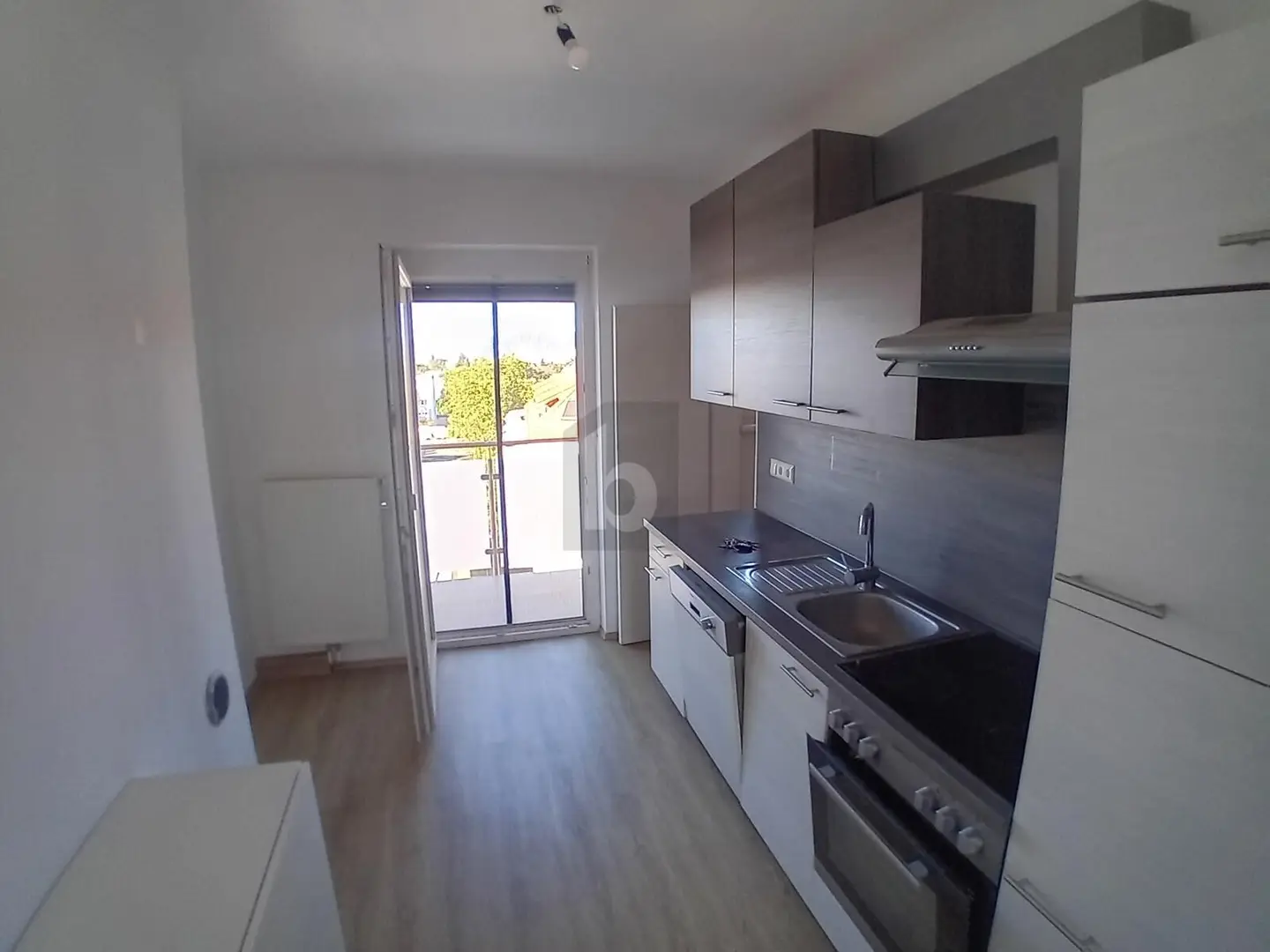 Bright Wohnung with balcony and convenient local amenities