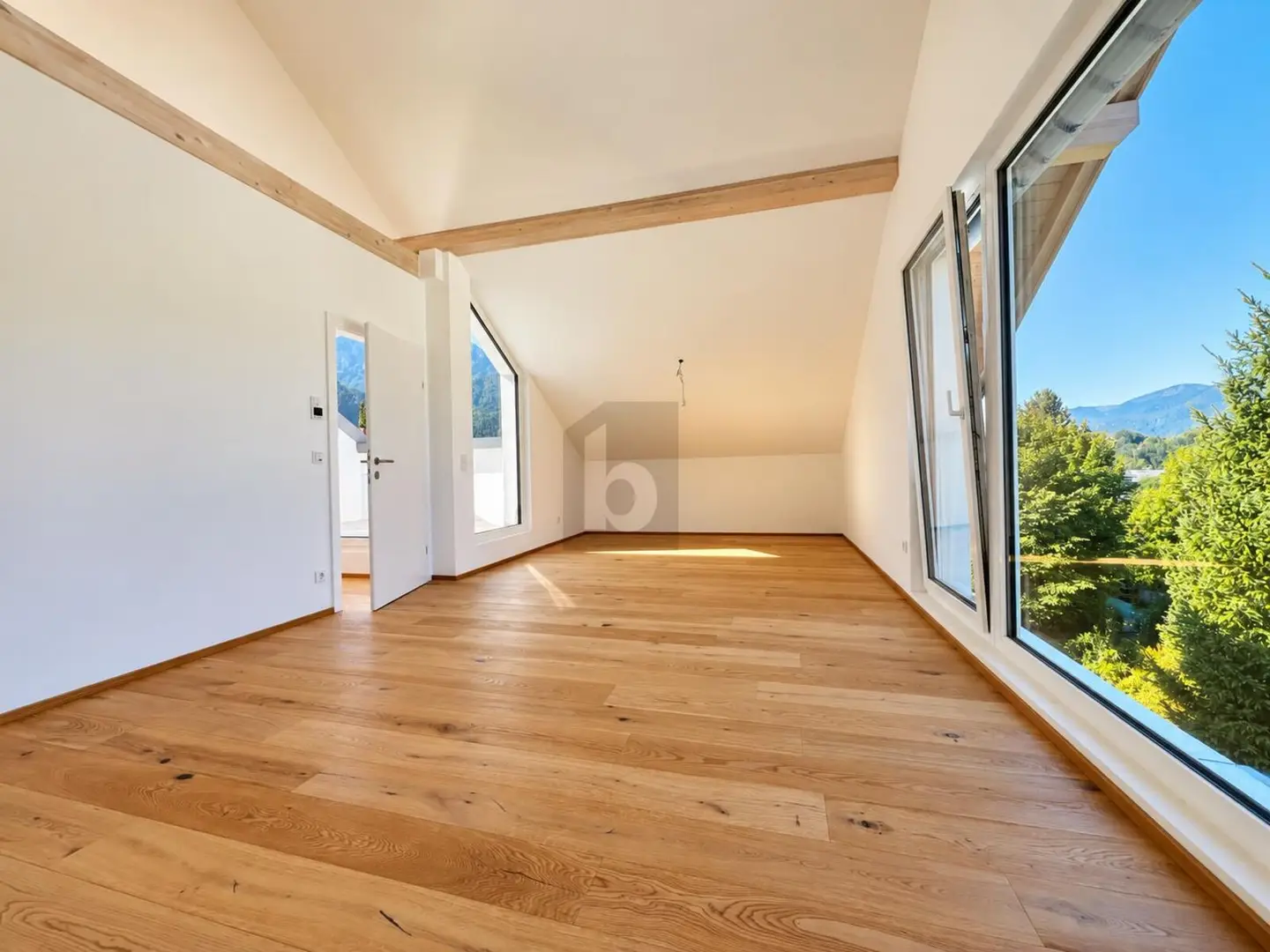 Penthouse mit blickgeschützter Dachterrasse und Stellplätzen mit E Ladestation
