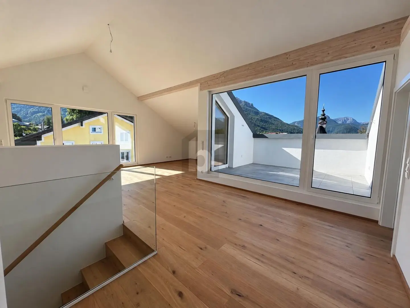 Penthouse mit blickgeschützter Dachterrasse und Stellplätzen mit E Ladestation