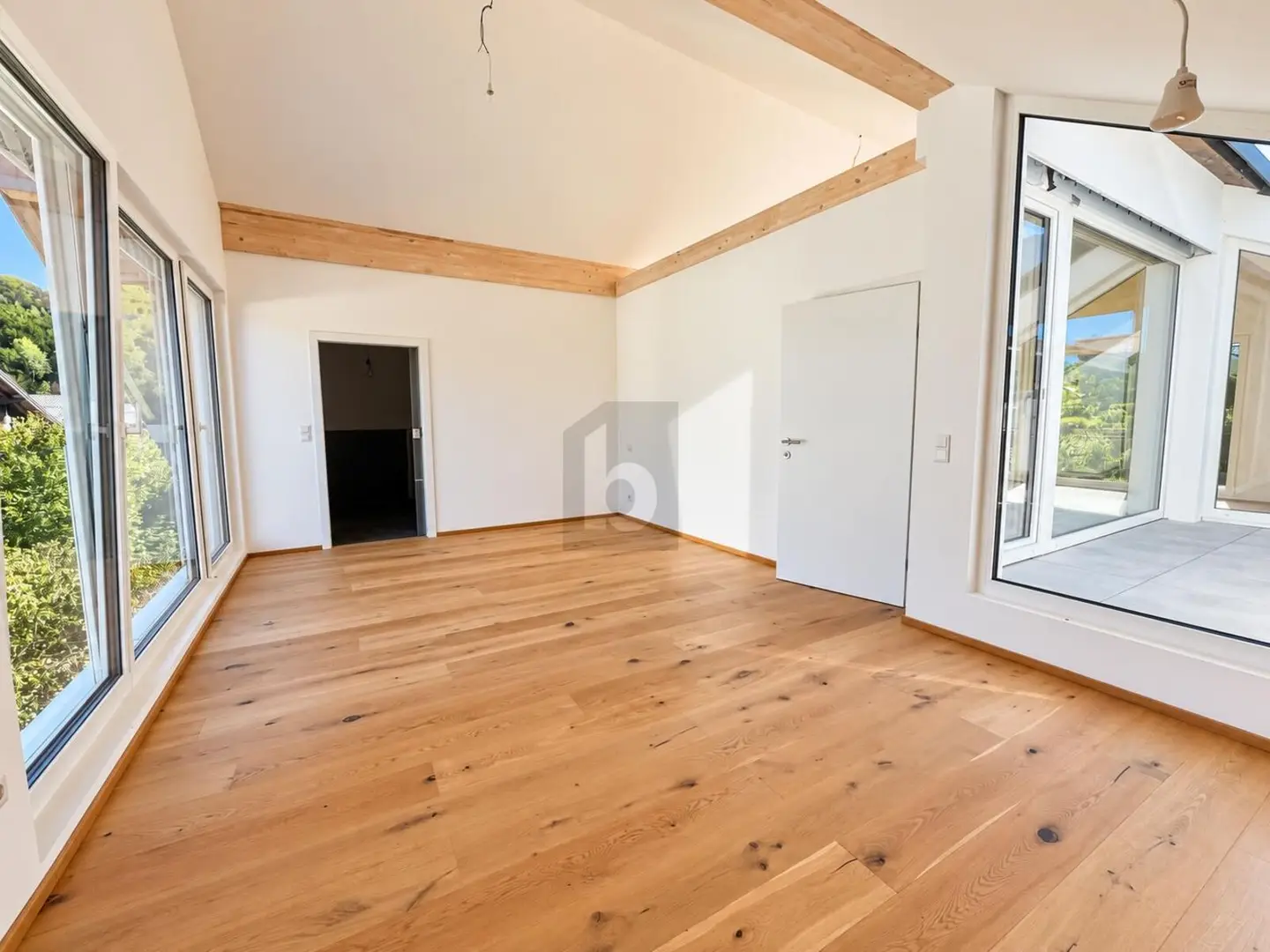 Penthouse mit blickgeschützter Dachterrasse und Stellplätzen mit E Ladestation