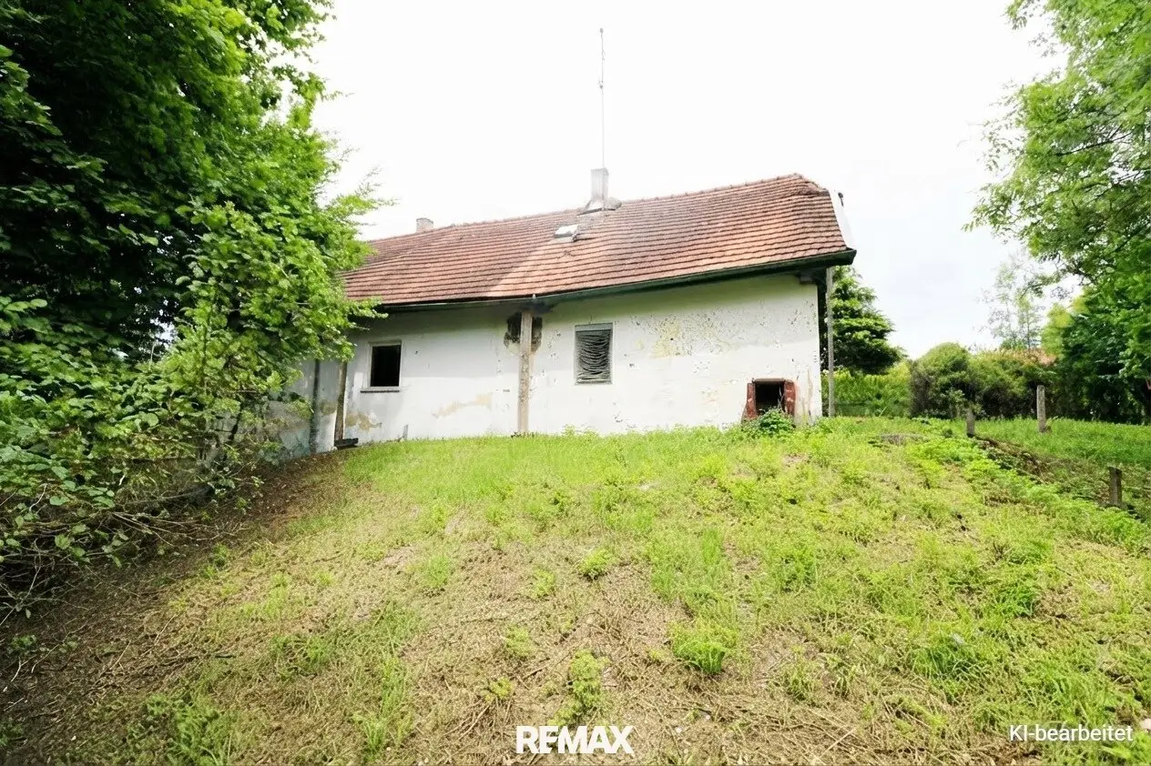 Existing building with approx. 2.207 m² plot area and excellent development potential in Edt bei Lambach
