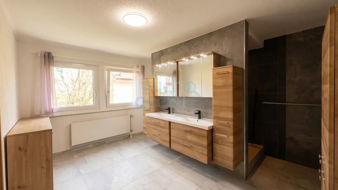 Modernised with sauna and glazed summer garden Familienwohnung