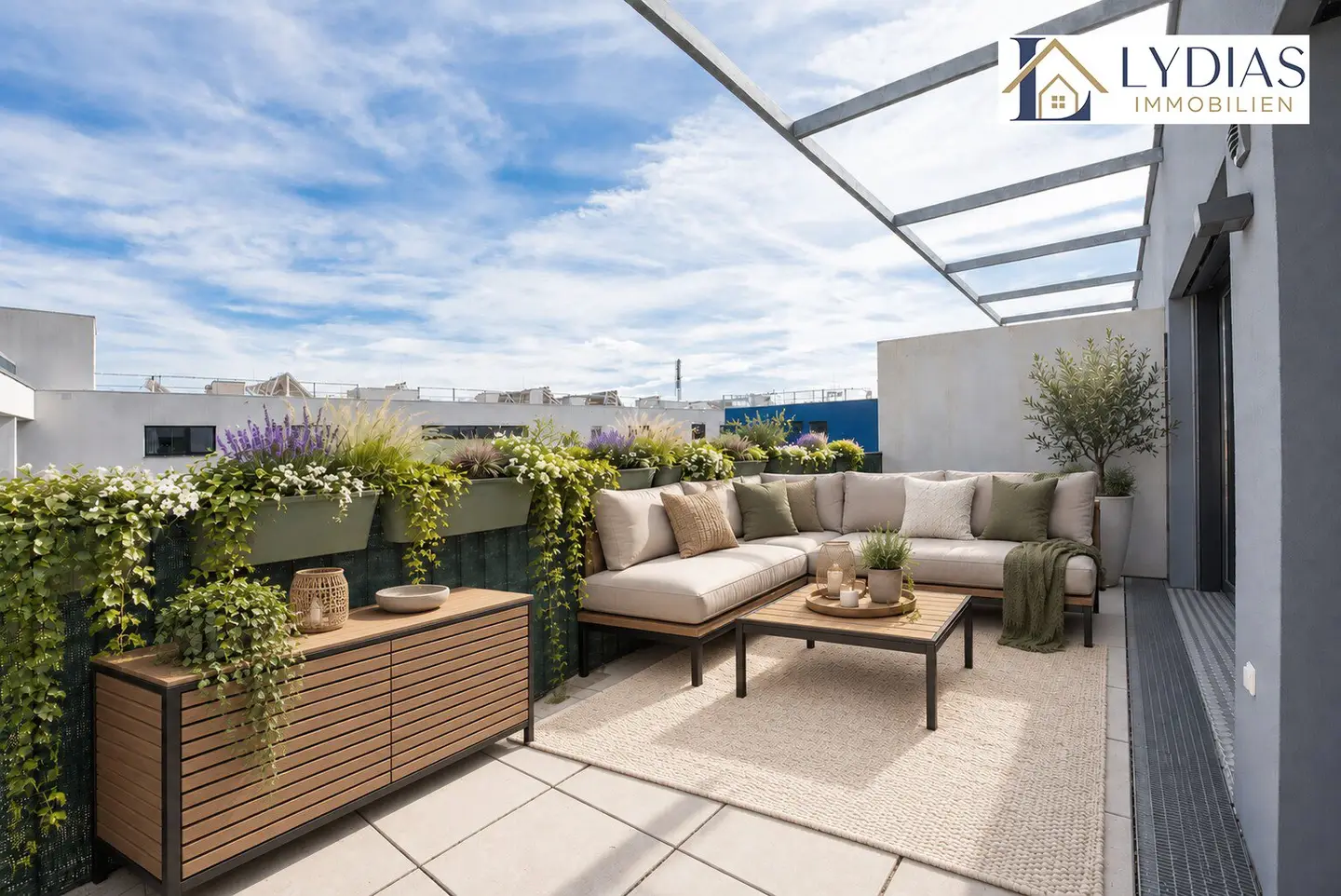 Stunning penthouse apartment on the 7th lift floor with private terrace, quiet courtyard location / communal pool and terrace / great infrastructure