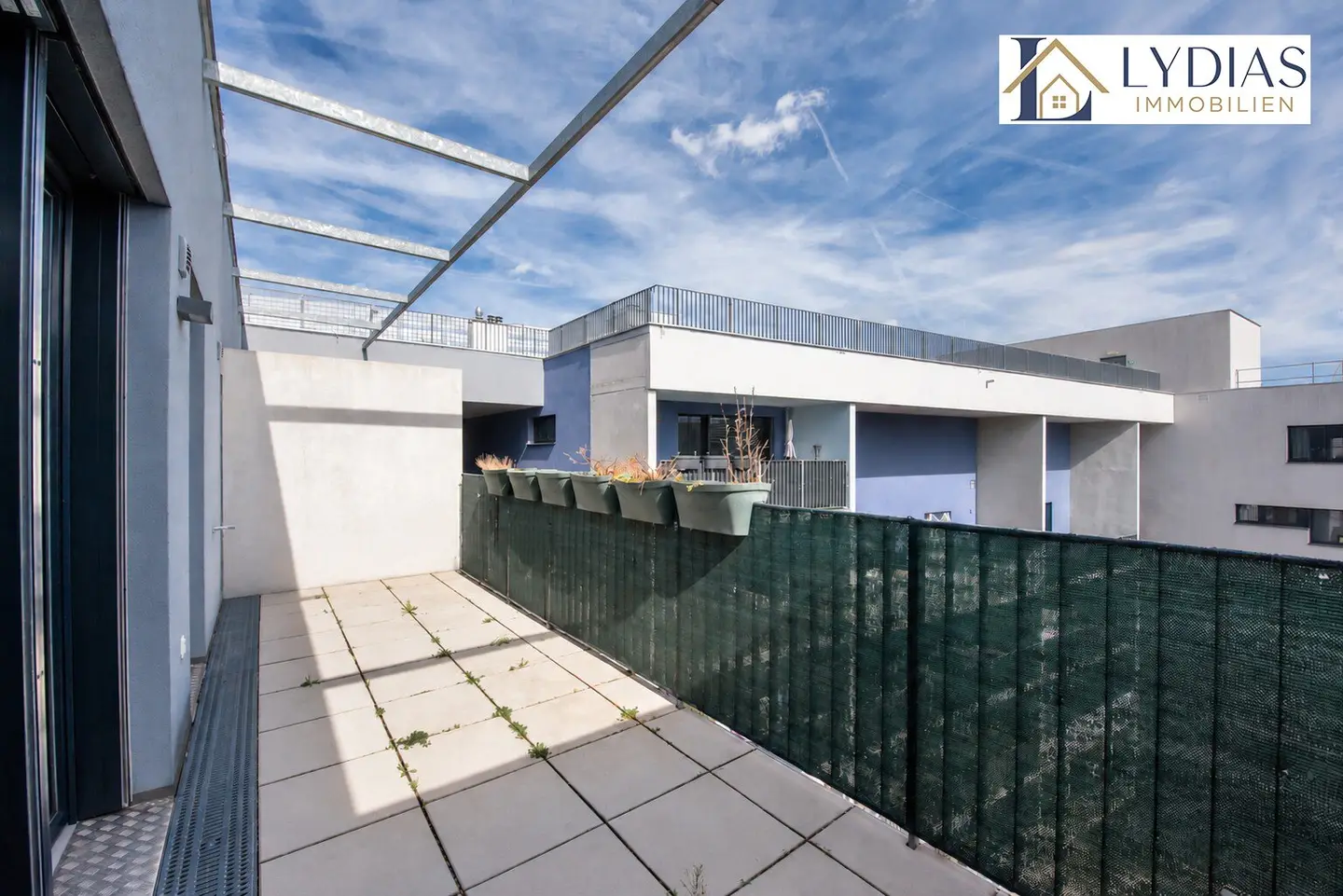 Stunning penthouse apartment on the 7th lift floor with private terrace, quiet courtyard location / communal pool and terrace / great infrastructure