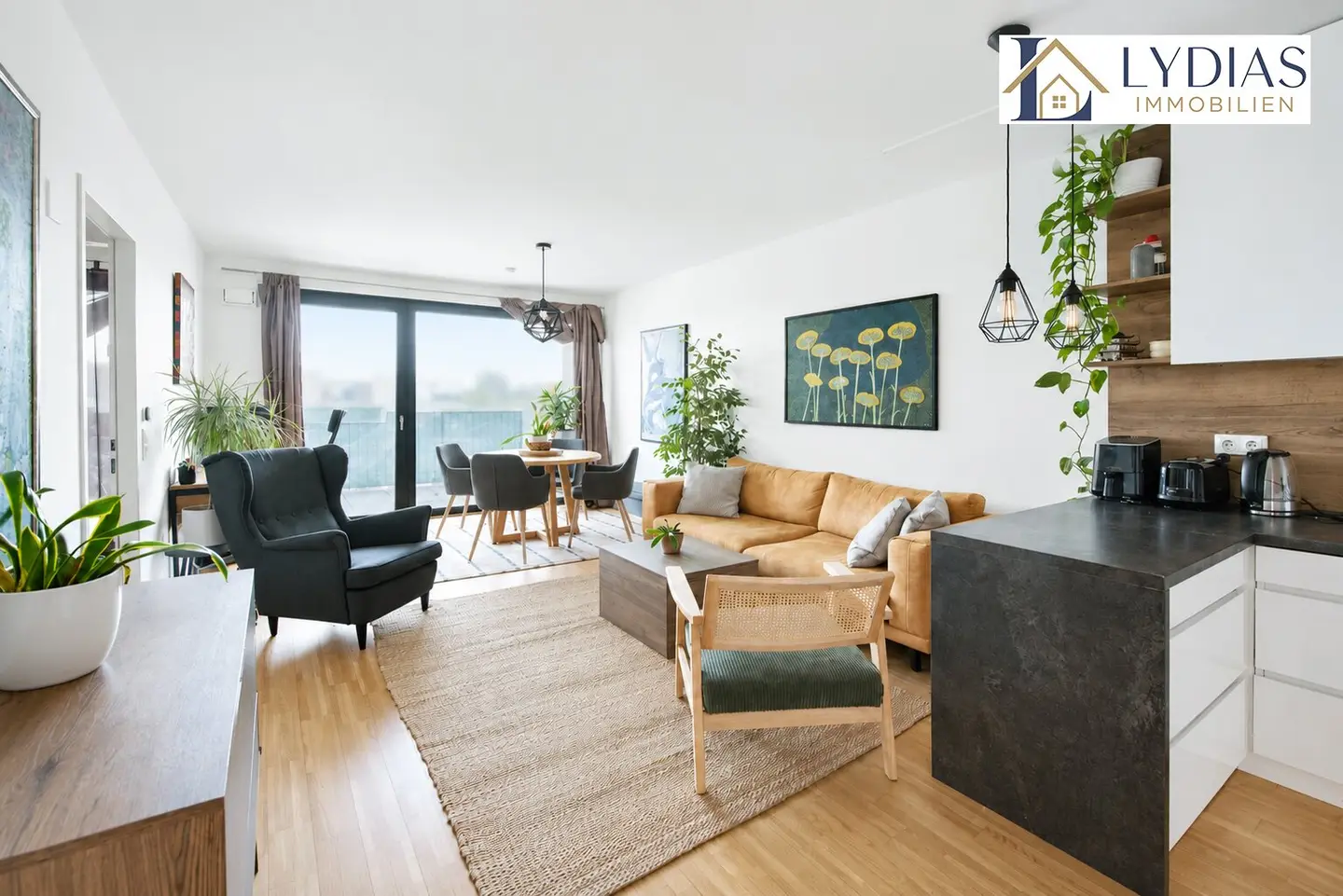 Stunning penthouse apartment on the 7th lift floor with private terrace, quiet courtyard location / communal pool and terrace / great infrastructure