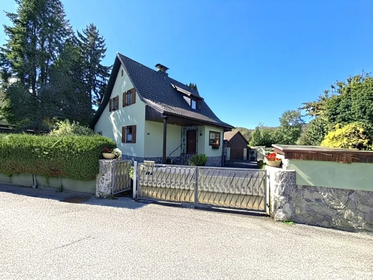 Immediately available residential house with garage and outbuildings