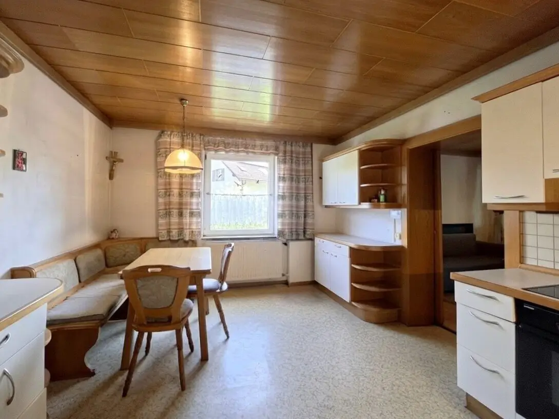 Immediately available residential house with garage and outbuildings