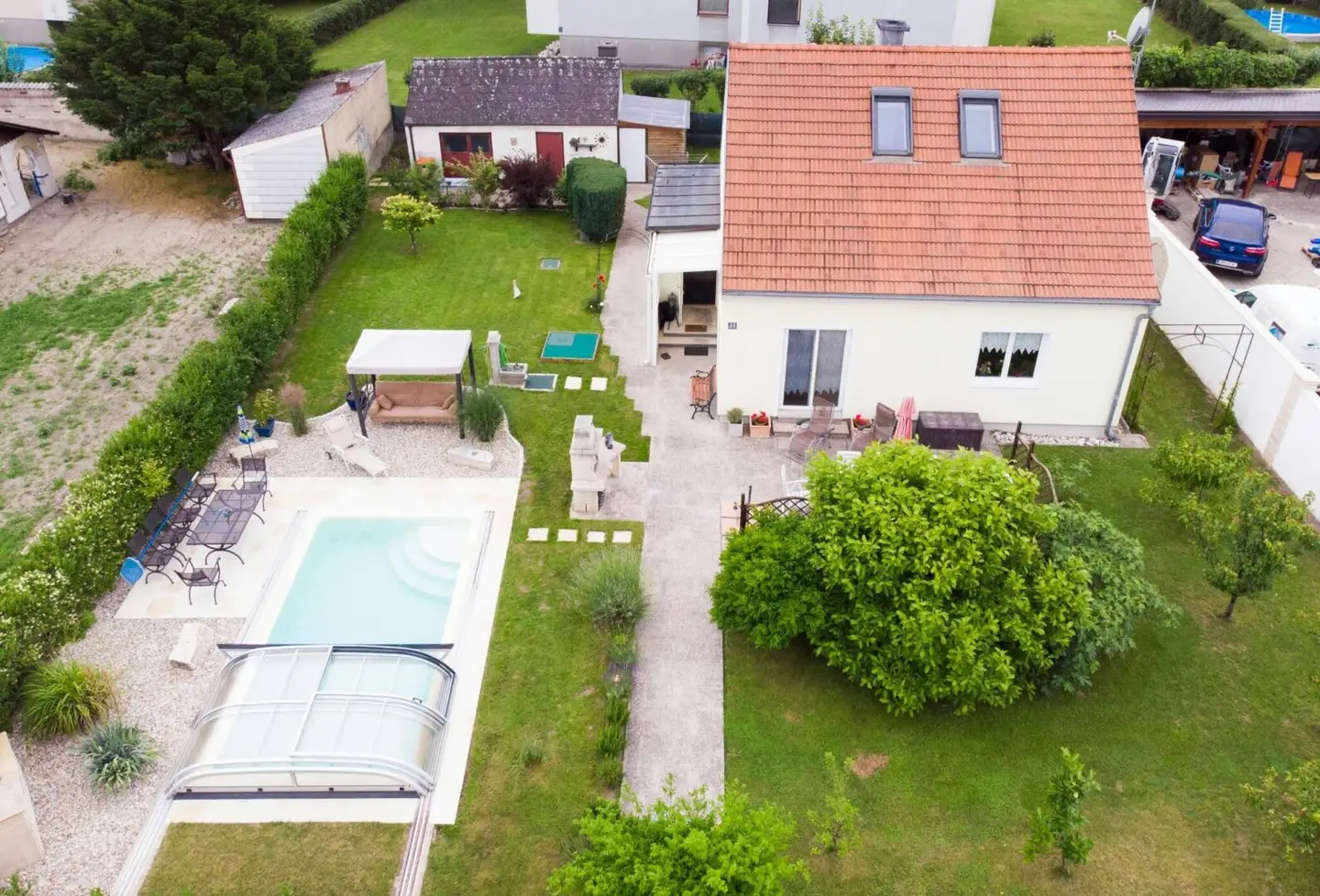Einfamilienhaus mit Pool und großem Garten