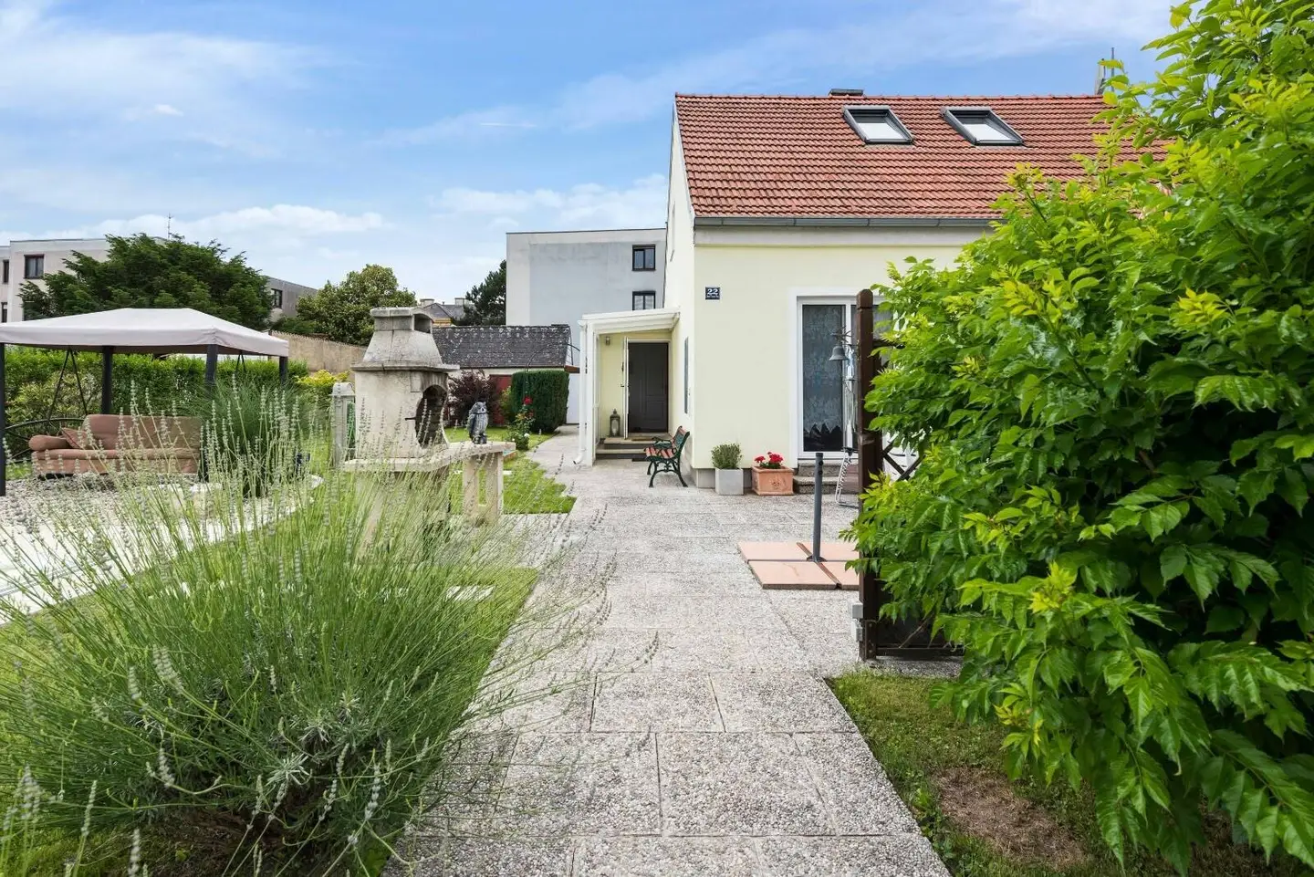 Einfamilienhaus mit Pool und großem Garten