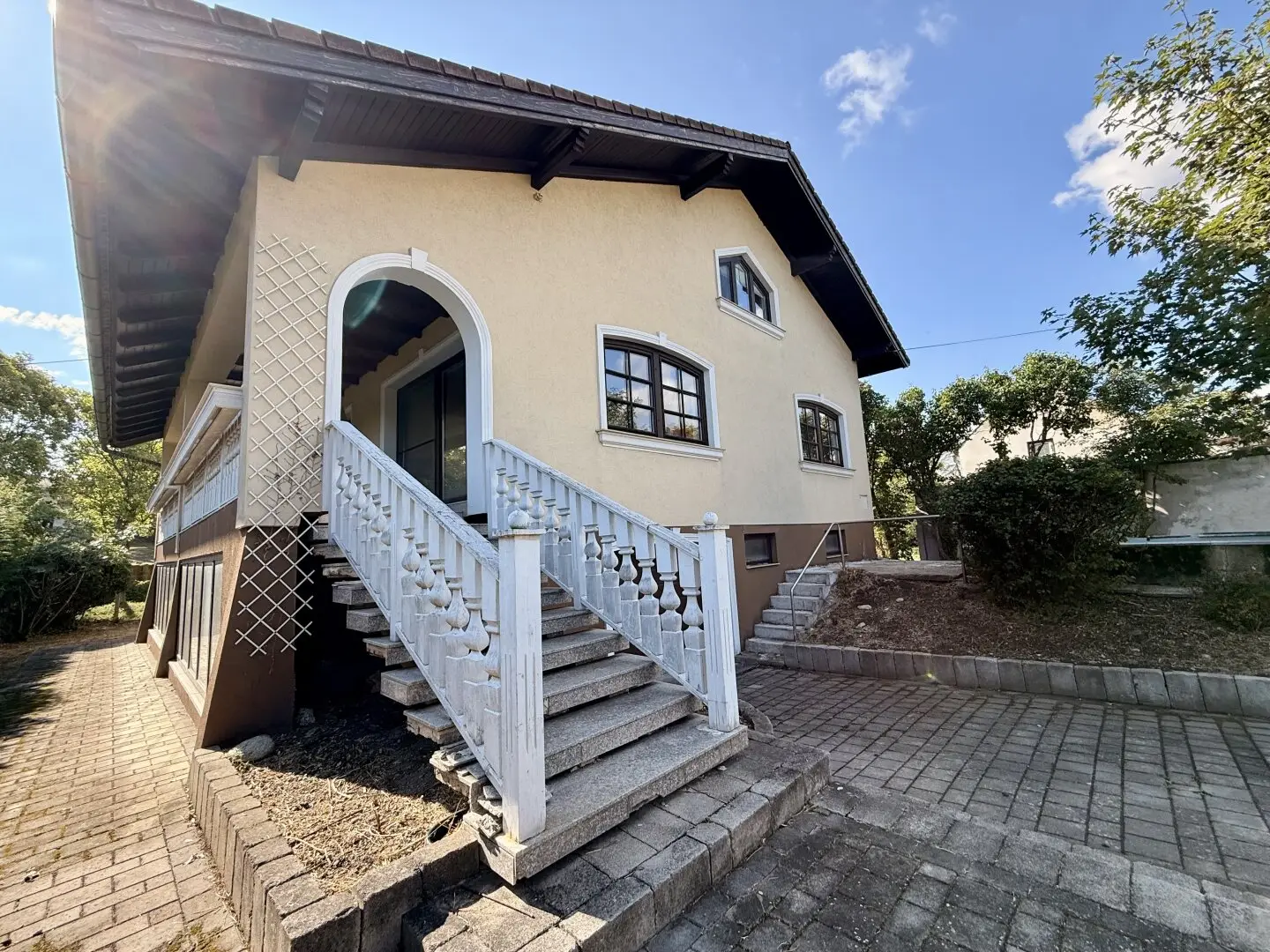 Reisenberg: Single-family house with swimming pool and lots of potential